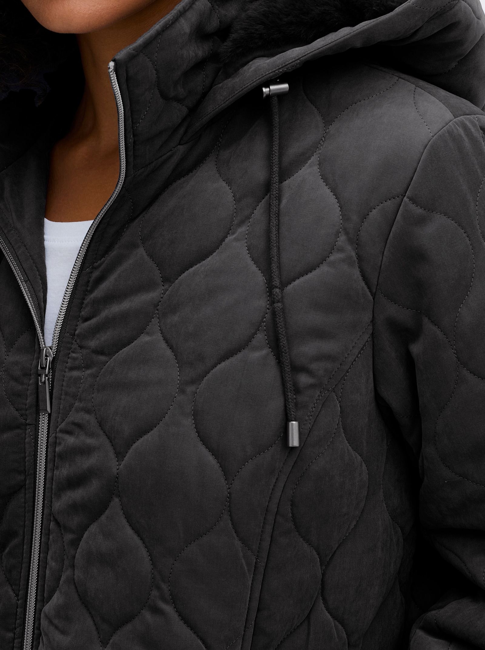 sheego Blousonjacke mit Wellensteppung, warm wattiert - schwarz