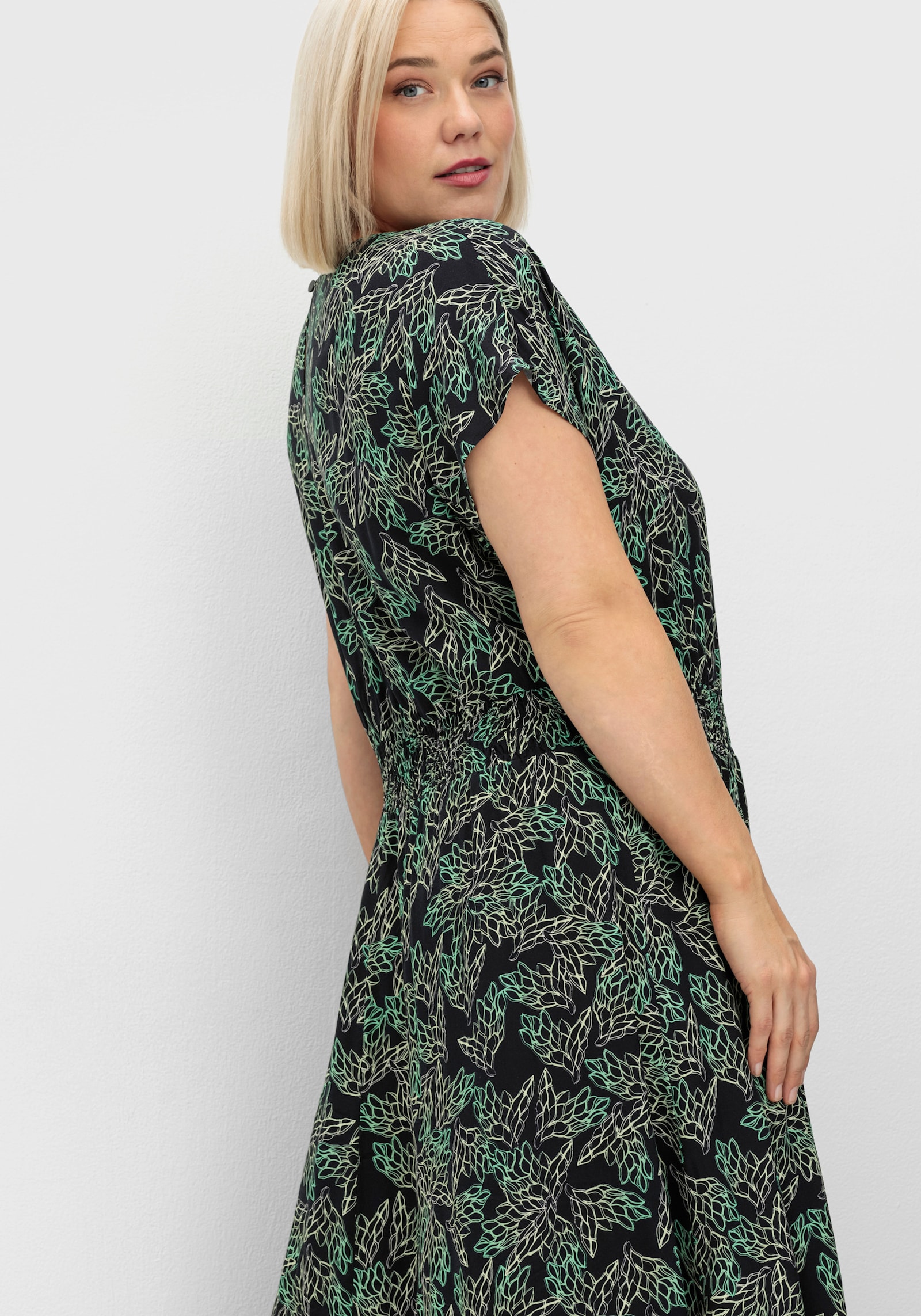 sheego Maxikleid mit Blumendruck und gesmokter Taille - schwarz-grün