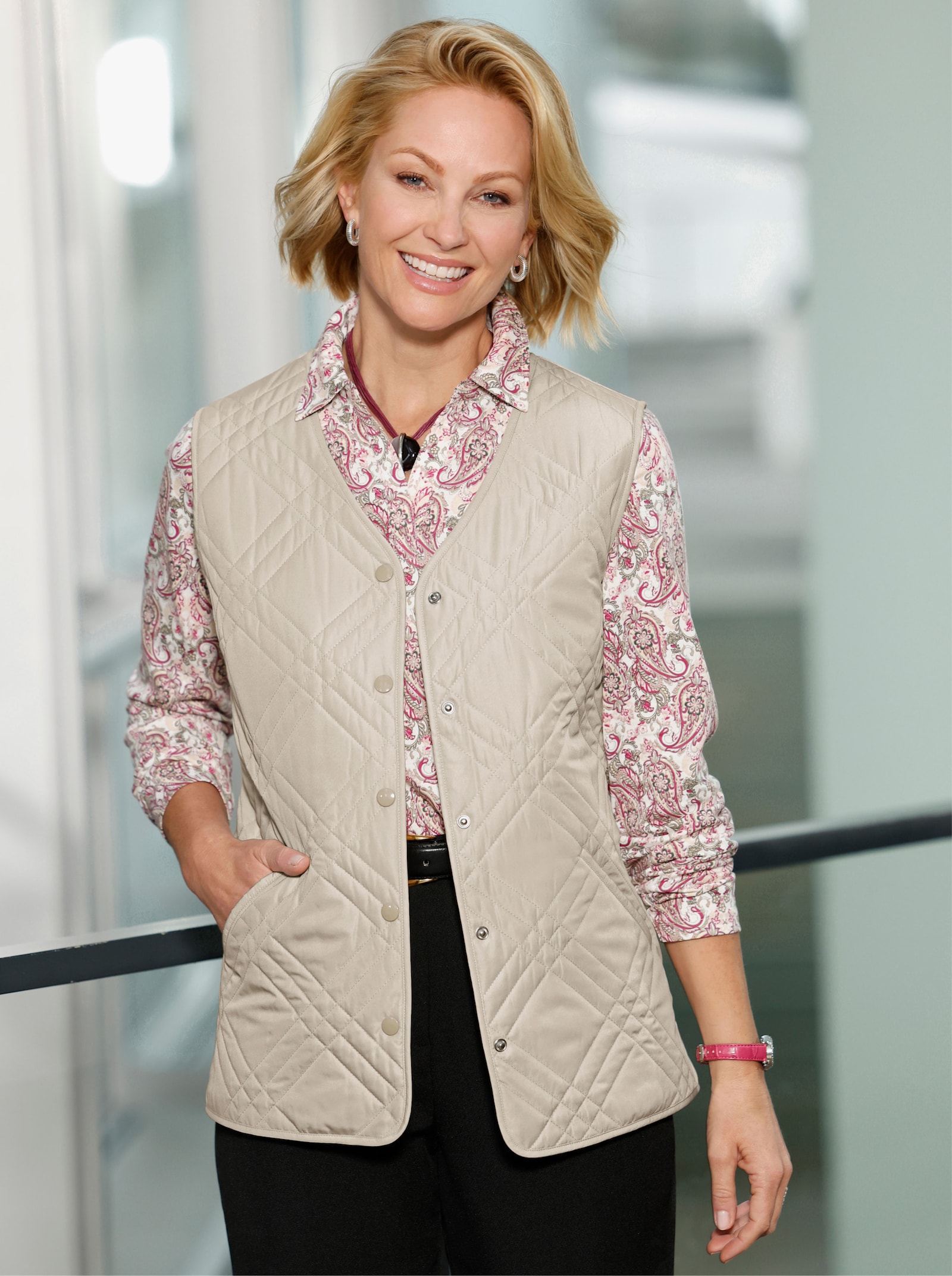 Bodywarmer met doorlopende drukknoopsluiting - zand