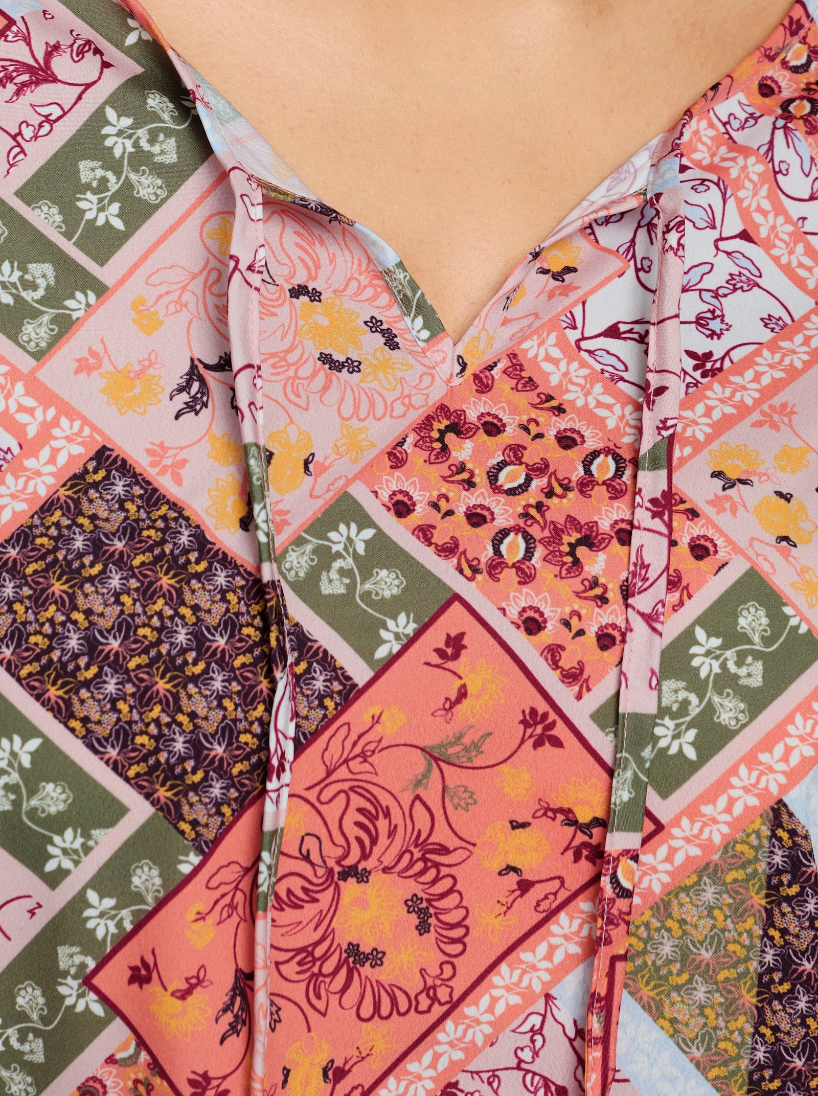 Druckbluse mit Patchwork-Muster - papaya-khaki-bedruckt