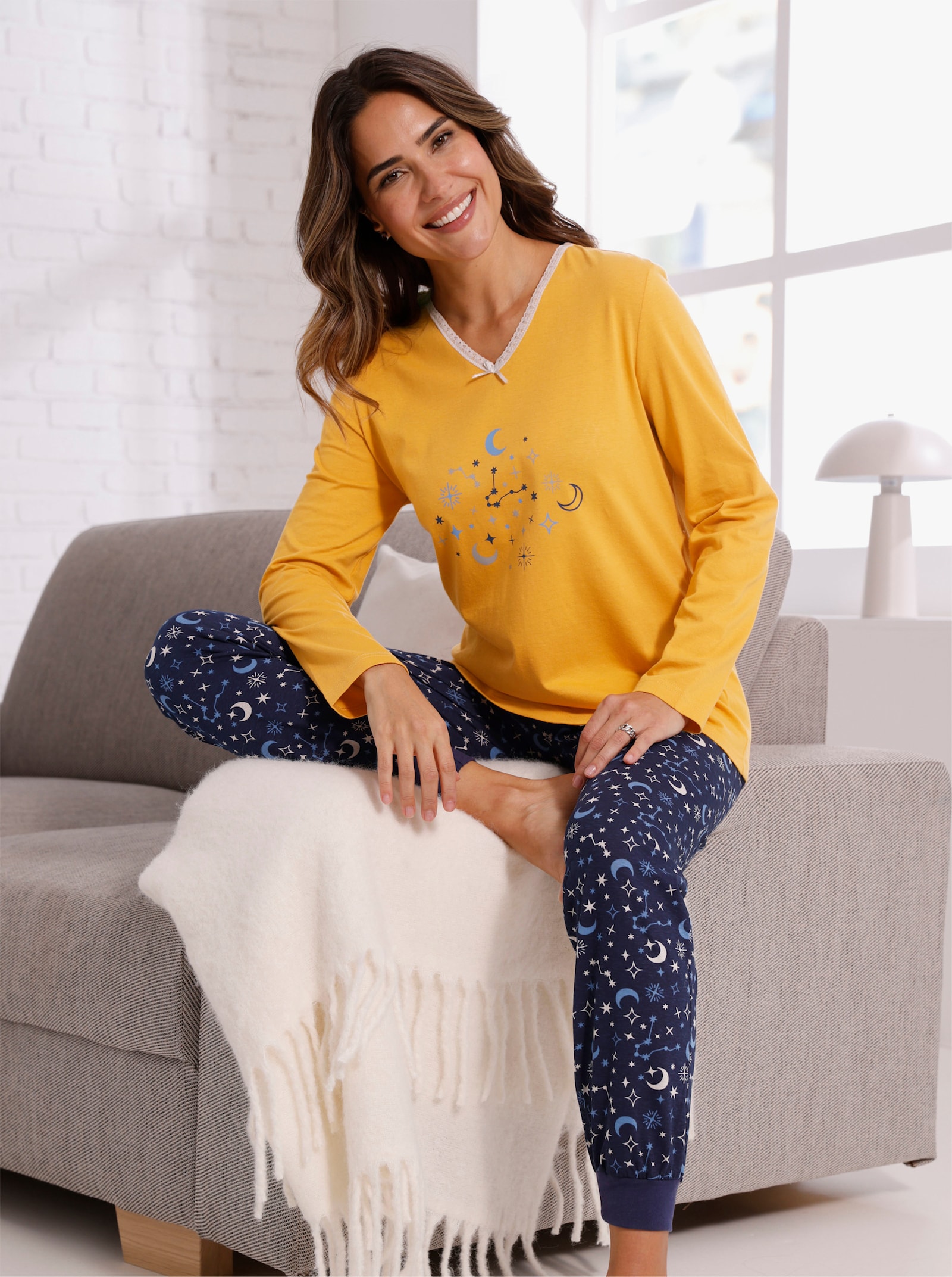 Schlafanzug mit Spitze am Ausschnitt - ocker-marine-bedruckt