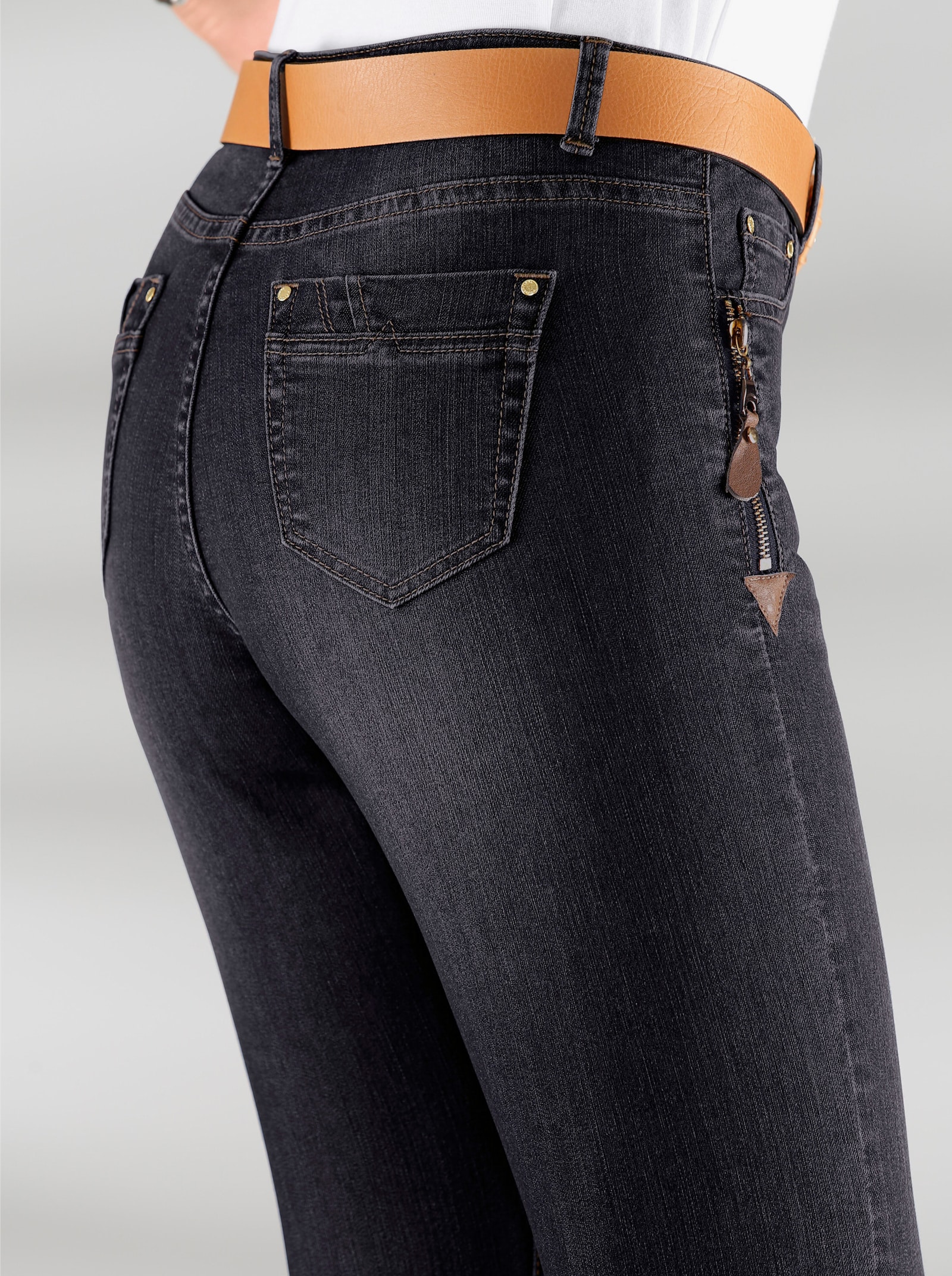 5-Pocket-Jeans mit Reissverschluss und Lederimitat-Anhänger - black denim