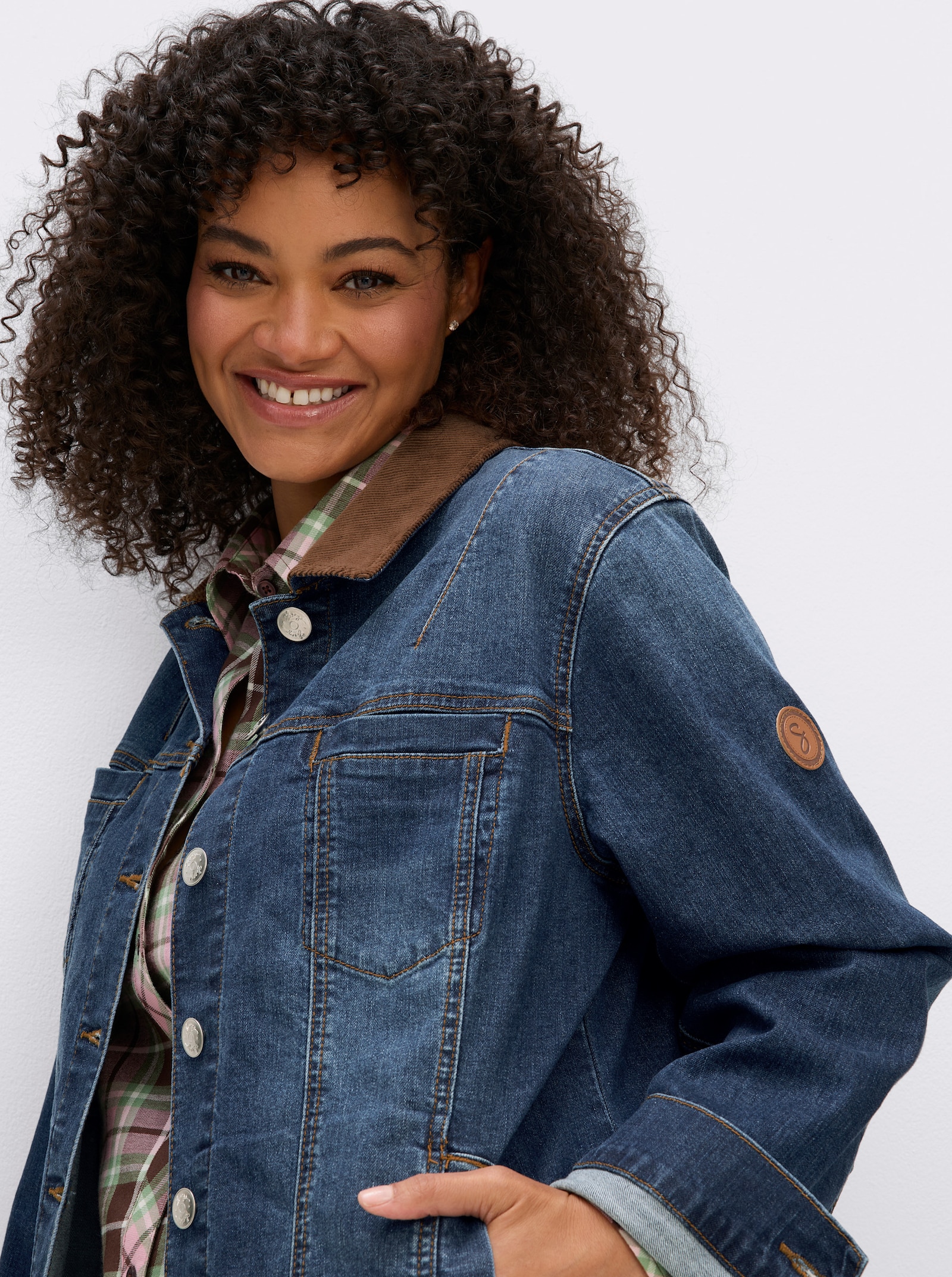 sheego Jeansjacke in leichter Waschung - blue-stone-washed