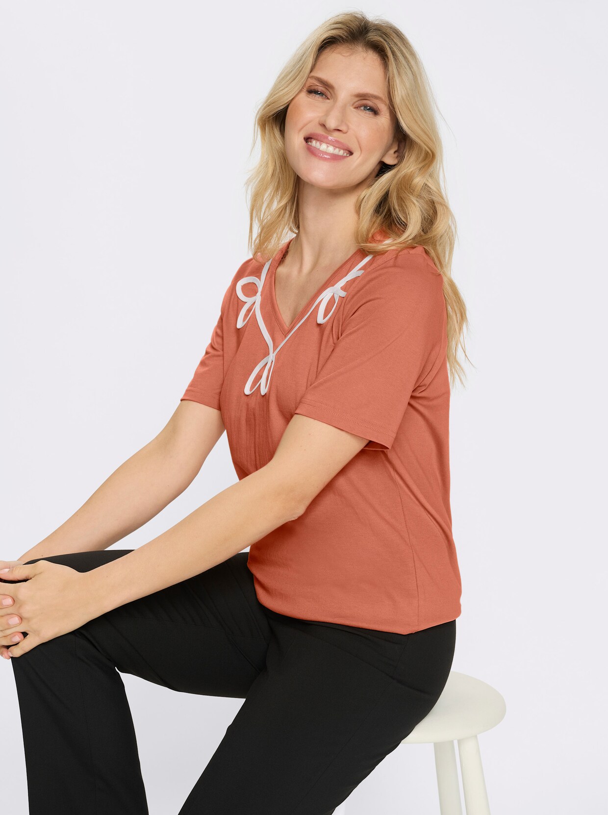 Rundhalsshirt mit Kontrast-Paspel am Ausschnitt - papaya