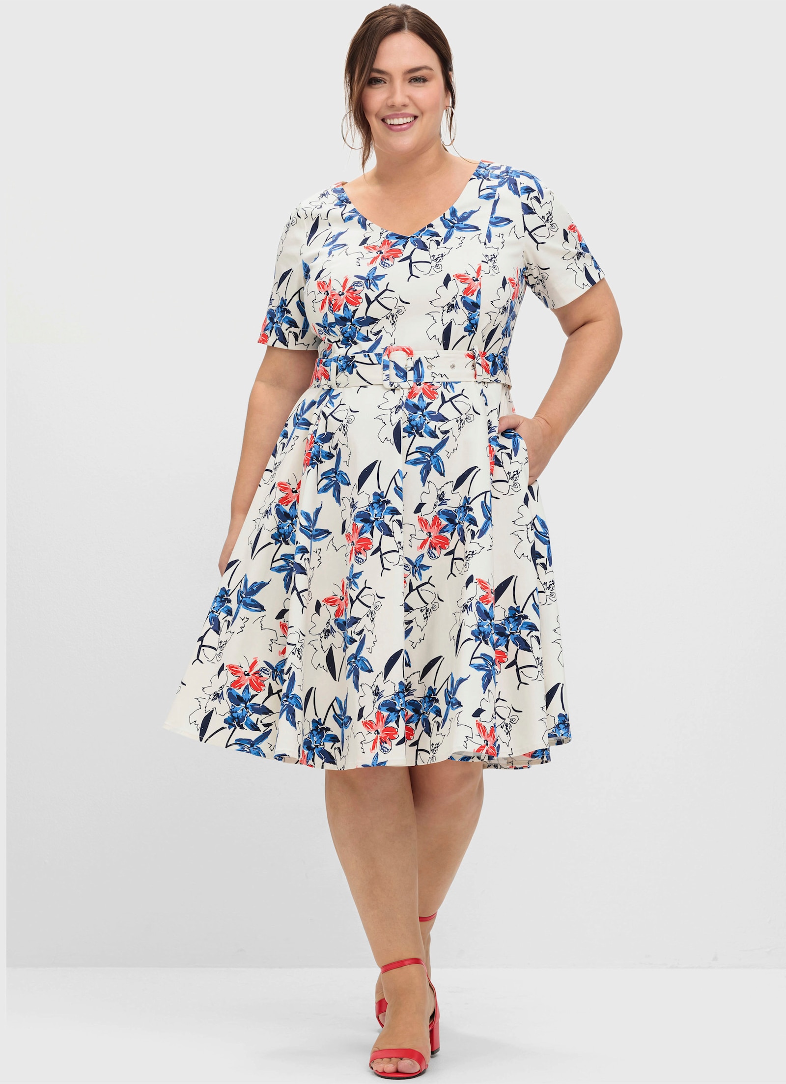 sheego Robe de cocktail avec imprimé floral et ceinture en tissu - couleur ivoire imprimé