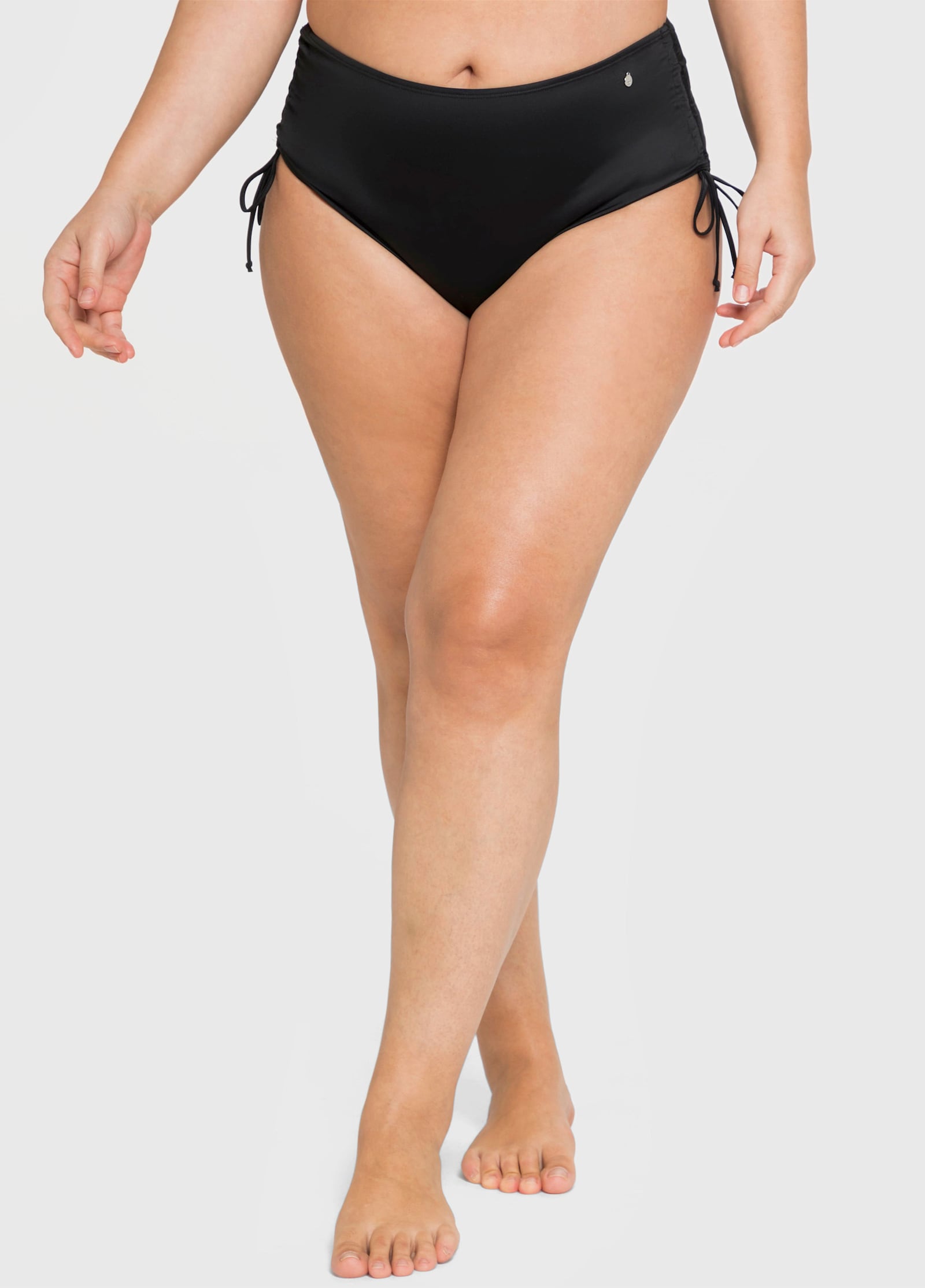 sheego Bikini-Hose mit seitlicher Raffung und Shaping-Effekt - schwarz