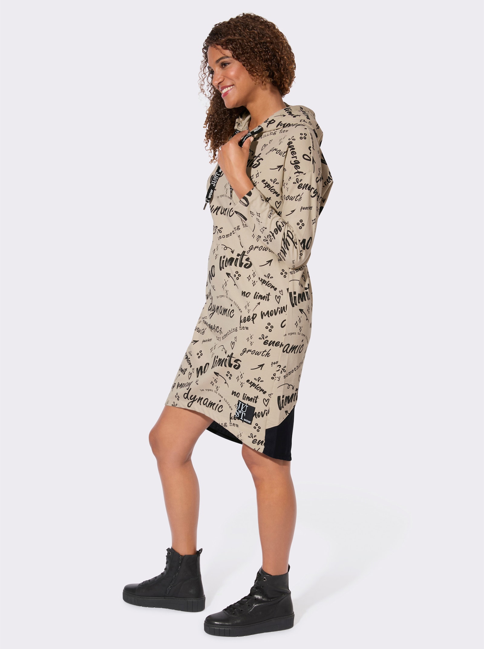 Hoodykleid mit Schriftzügen rundum - sand-schwarz-bedruckt