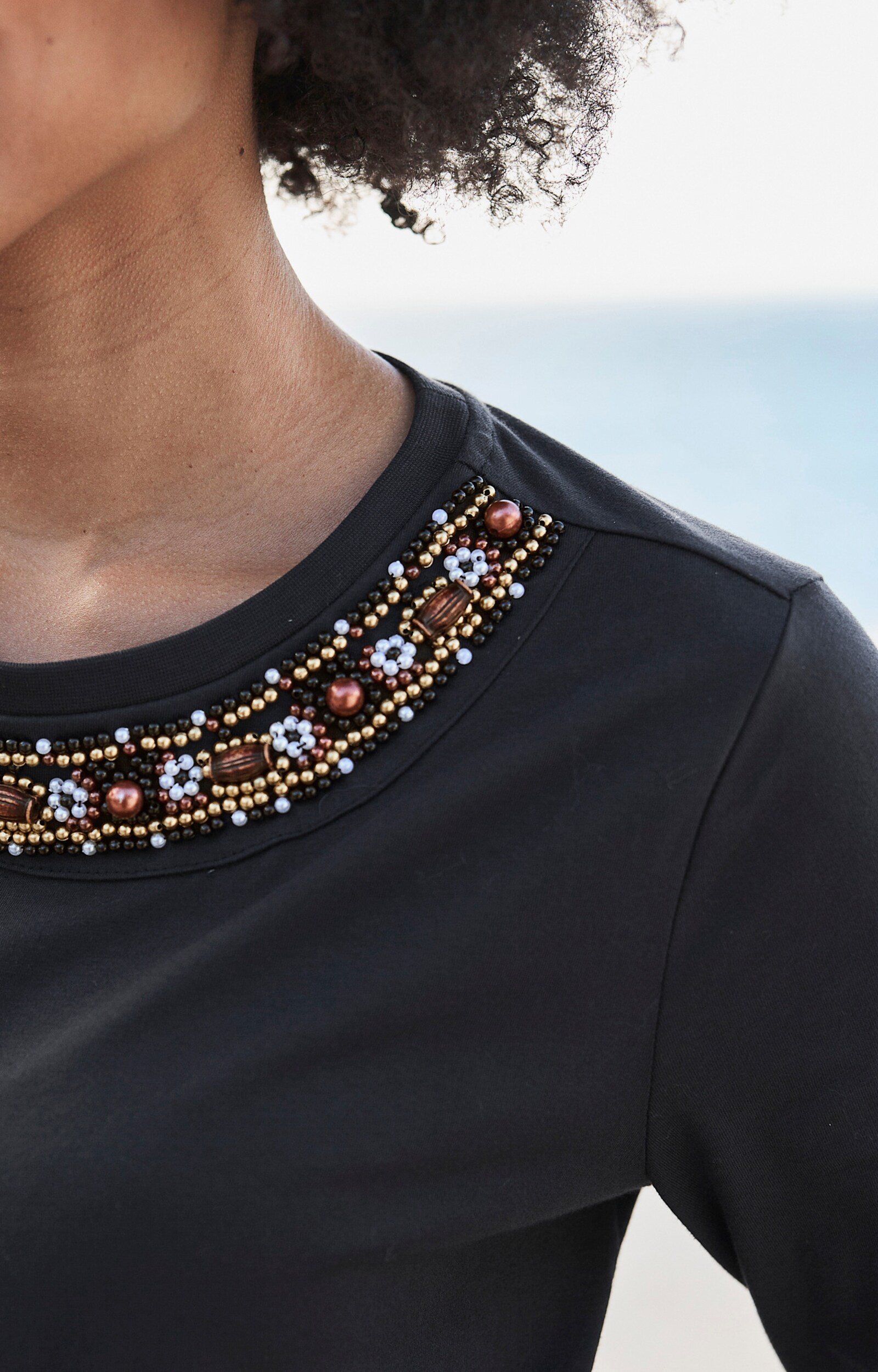 heine Rundhalsshirt mit Zierperlen - schwarz