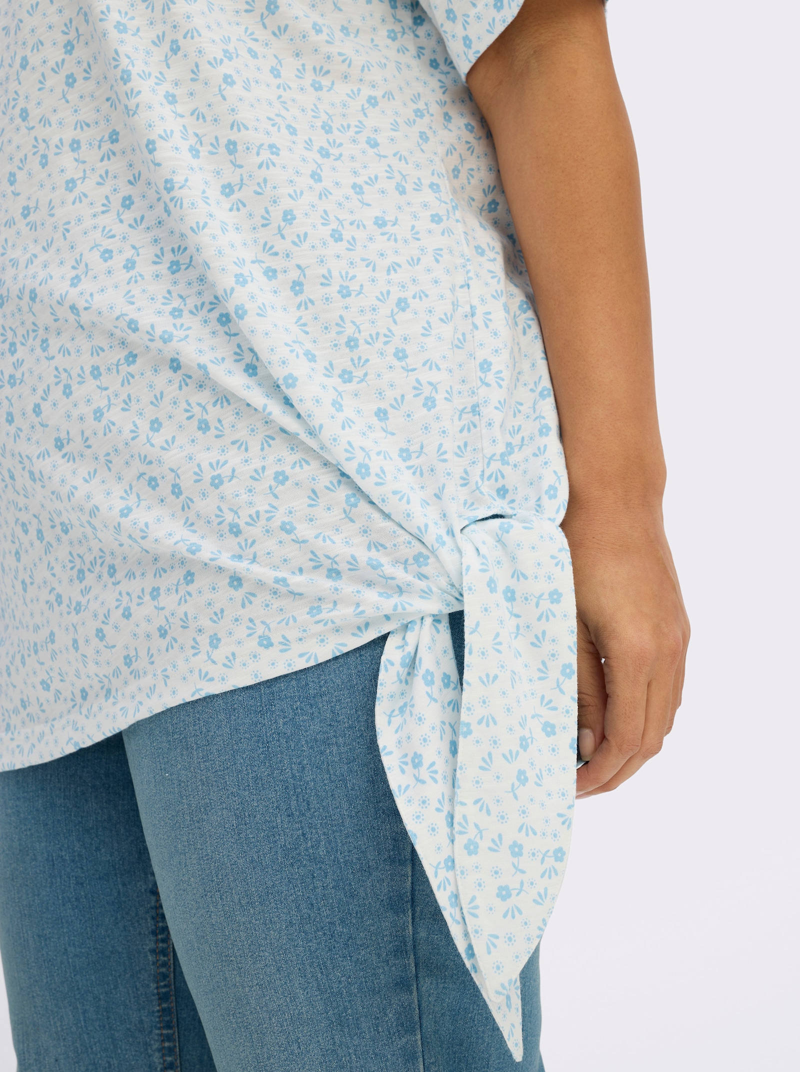 sheego V-Shirt mit Knotendetail am Saum - ecru-aqua-bedruckt