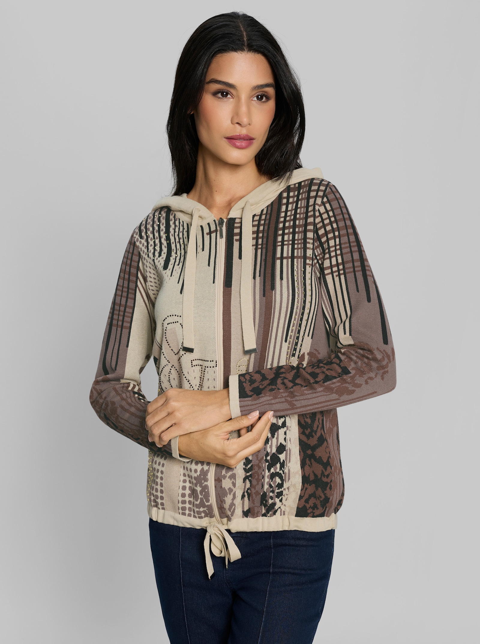 heine Kapuzenstrickjacke mit Ziersteinchen - sand-schwarz-bedruckt