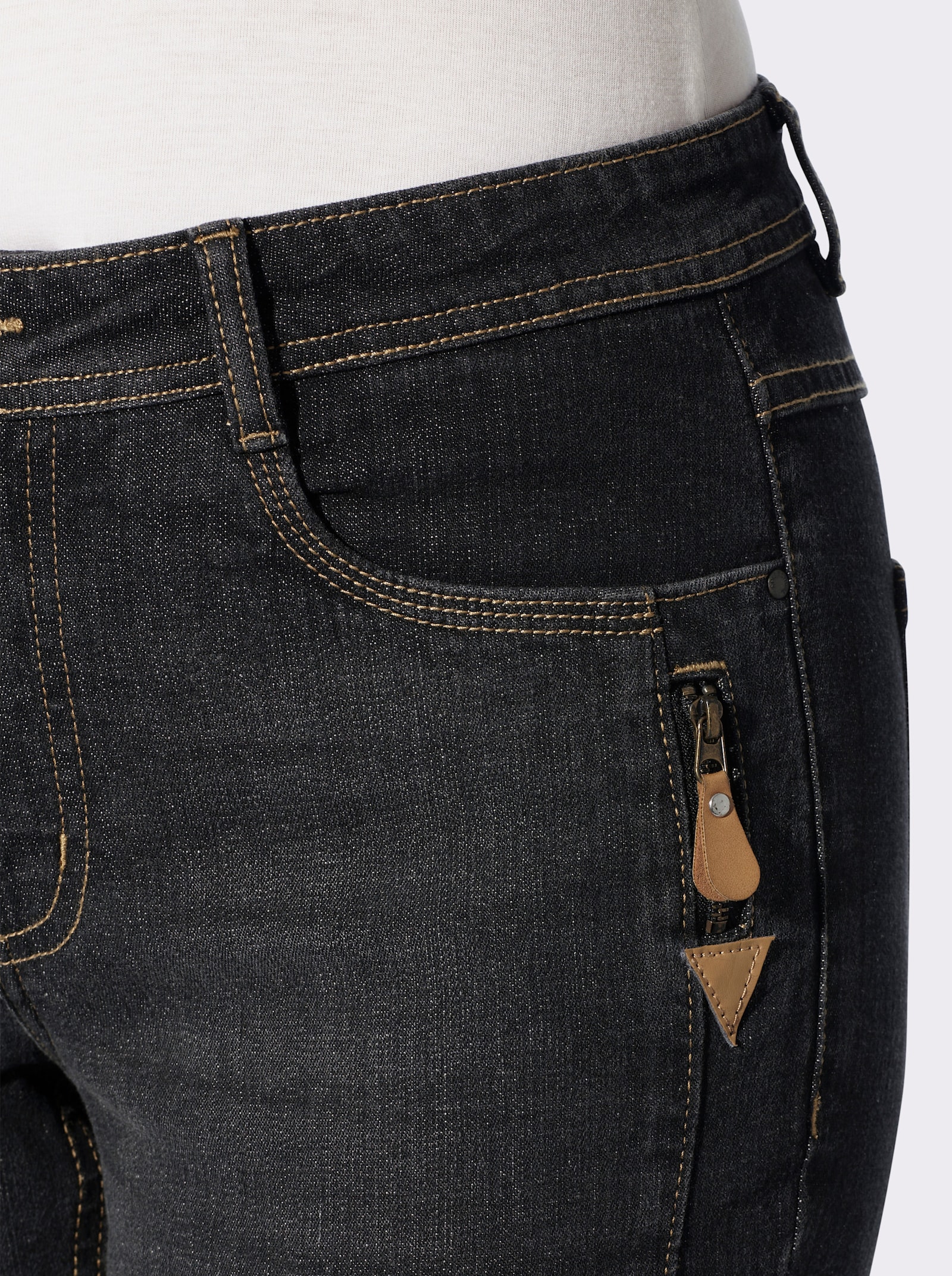 Jeans in modischer Waschung - black denim