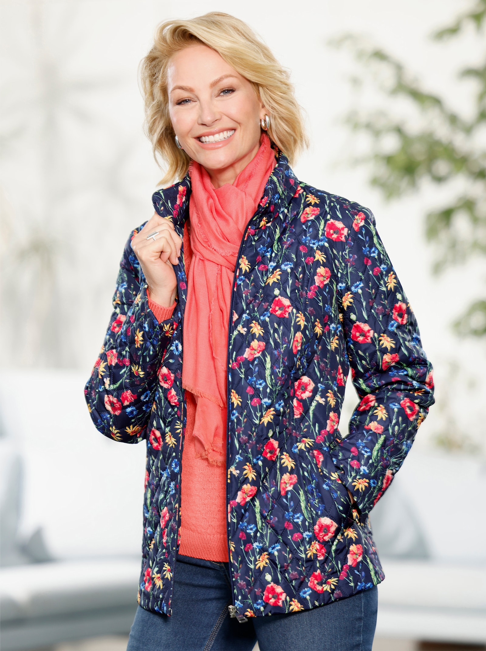 Steppjacke mit rautenförmigem Prägemuster - marine-koralle-bedruckt