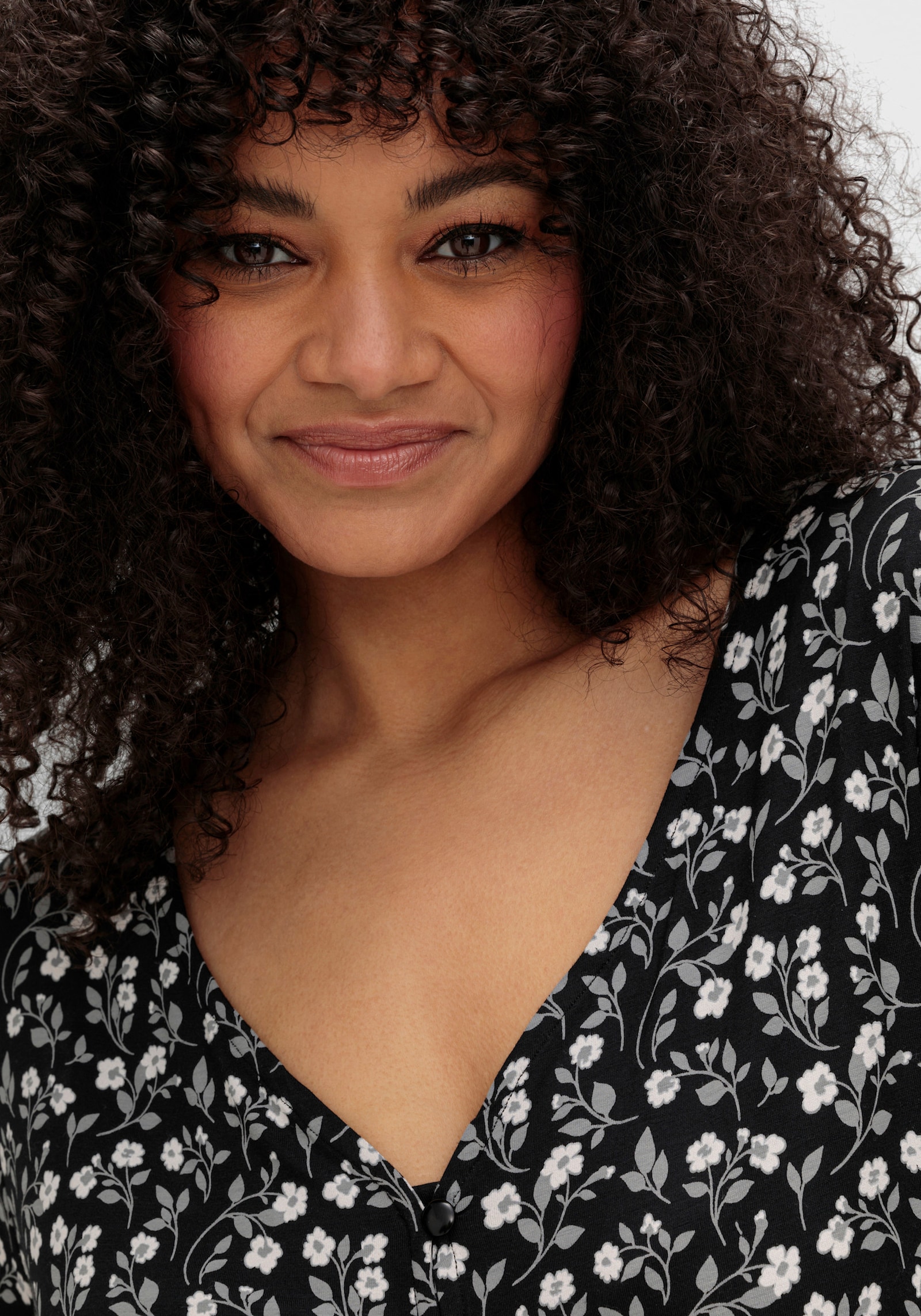 sheego Shirt mit Blümchenprint und Knopfleiste - schwarz-gemustert