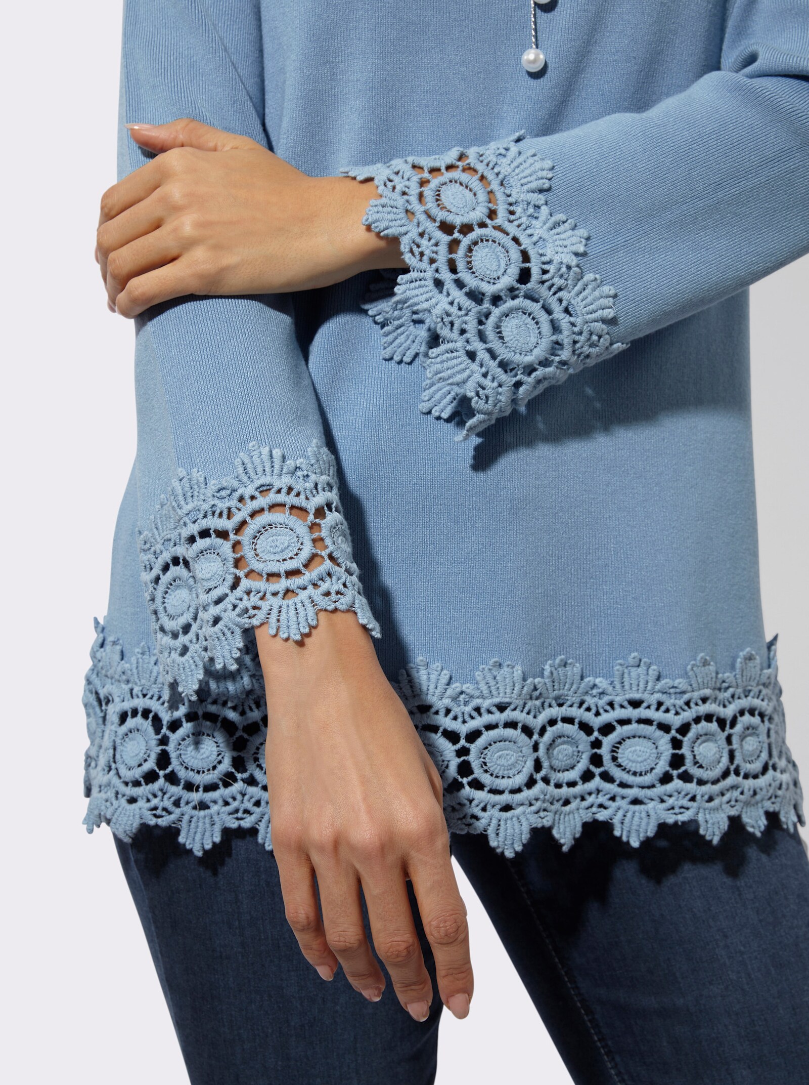 Langarm-Pullover mit Spitzenbordüre - eisblau