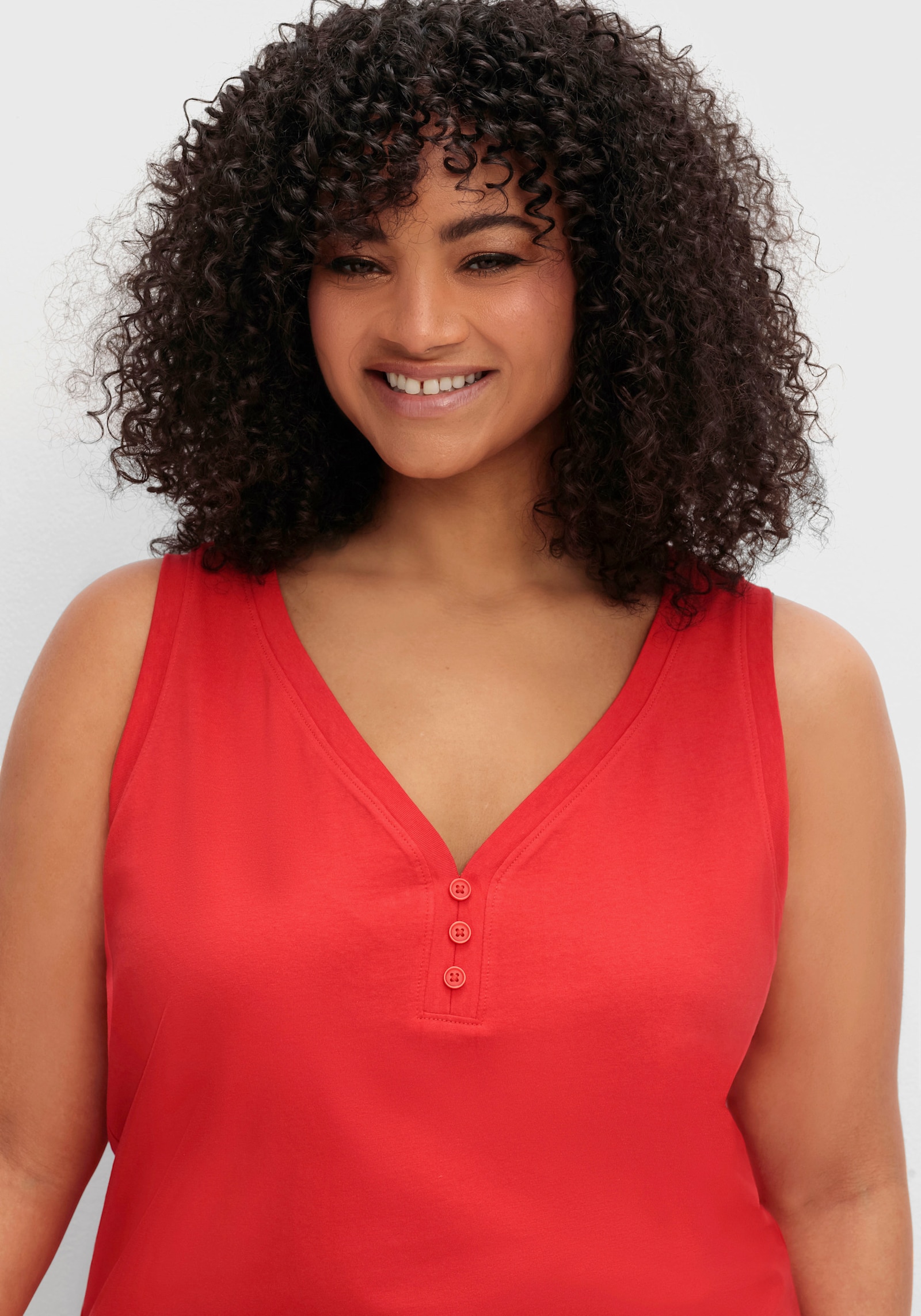 sheego Tanktop mit V-Ausschnitt und Zierknopfleiste - rot