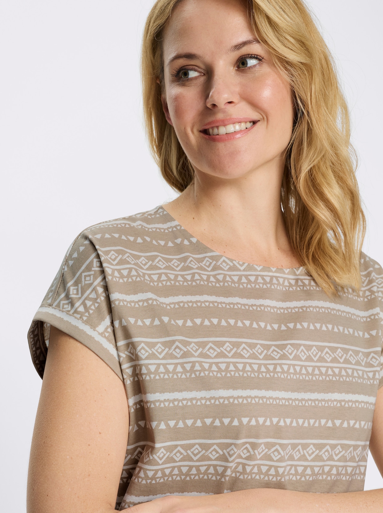 Kurzarmshirt mit überschnittenen Schultern - beige-ecru-bedruckt