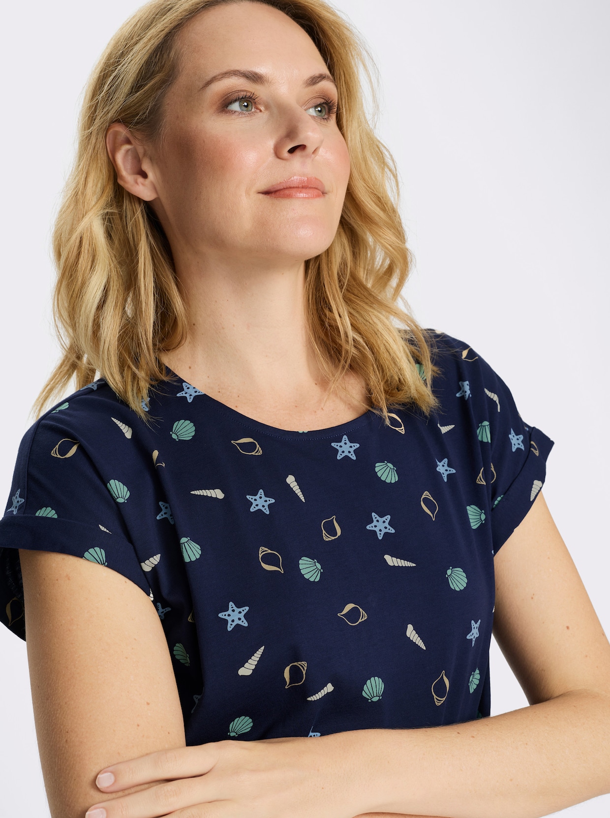 Rundhalsshirt mit maritimem Druckmuster - marine-beige-bedruckt