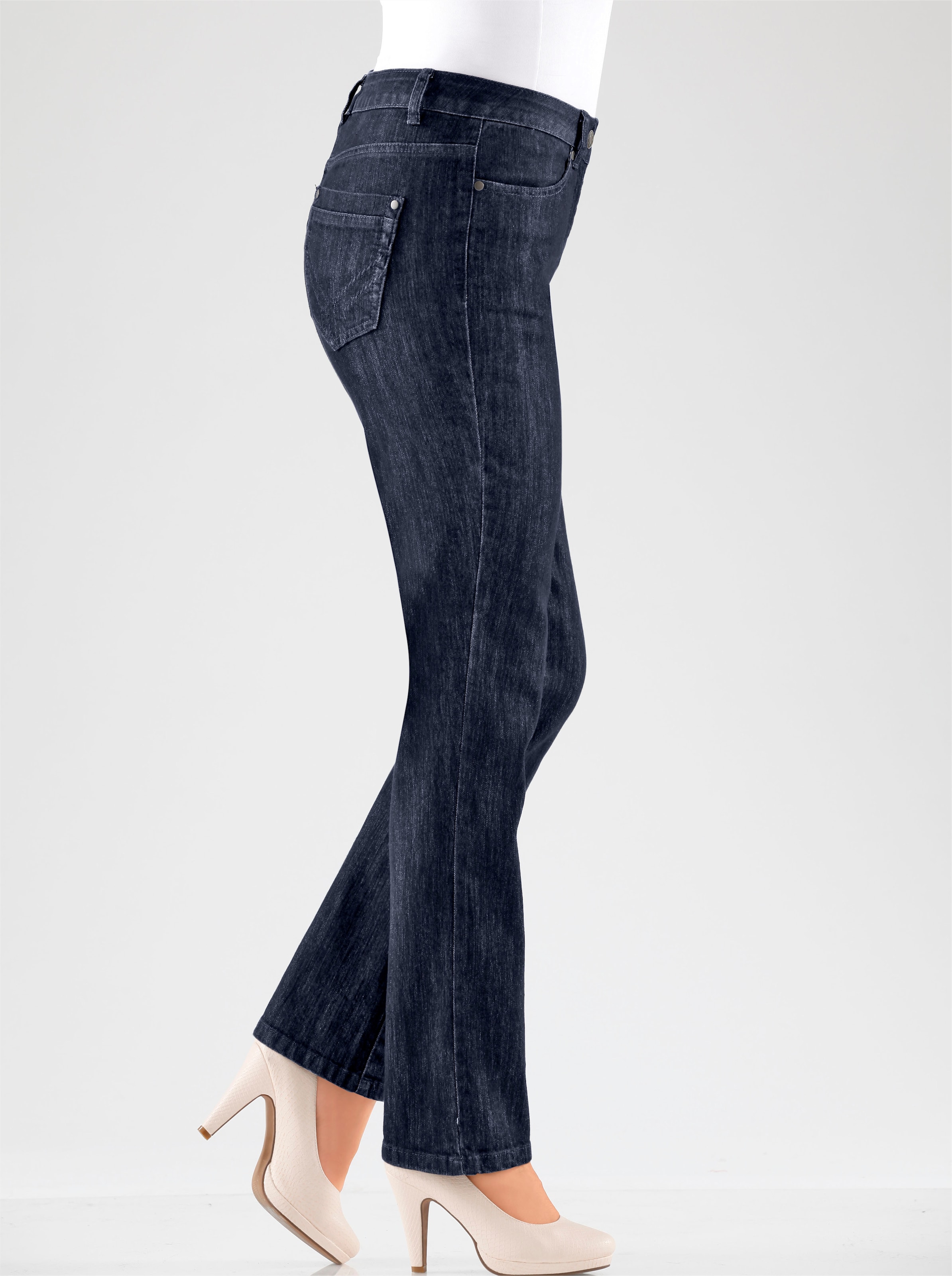 Jeans in günstig Kaufen-Gerade Jeans in dark blue von heine. Gerade Jeans in dark blue von heine <![CDATA[Jeans mit Formbund, Knopf- und Reißverschluss sowie Gürtelschlaufen. Bestickte Gesäßtaschen und Sattel hinten für einen perfekten Sitz. Fußweite ca. 40 cm. Ohne Gürte