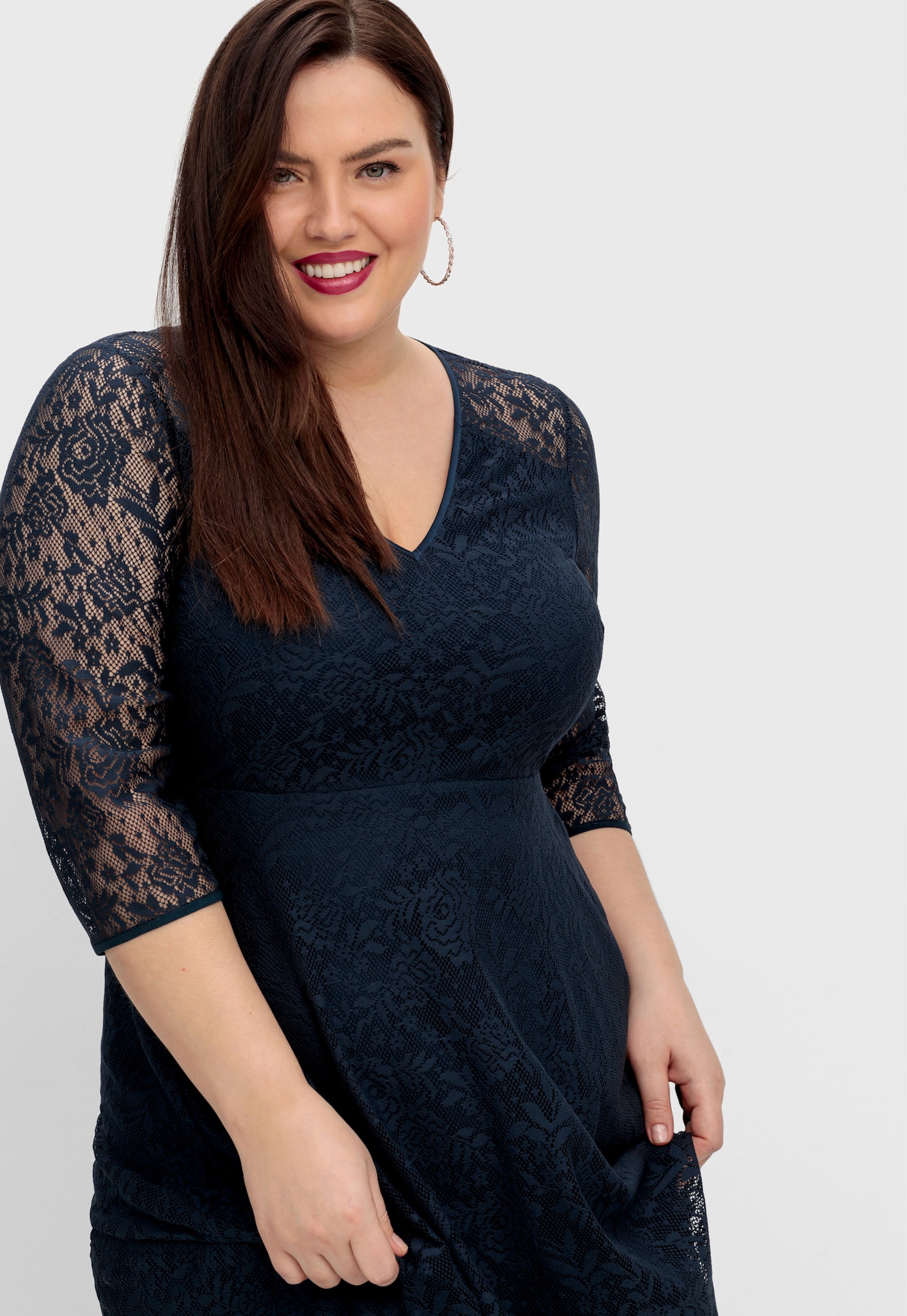 sheego Robe de cocktail avec dentelle florale - bleu nuit