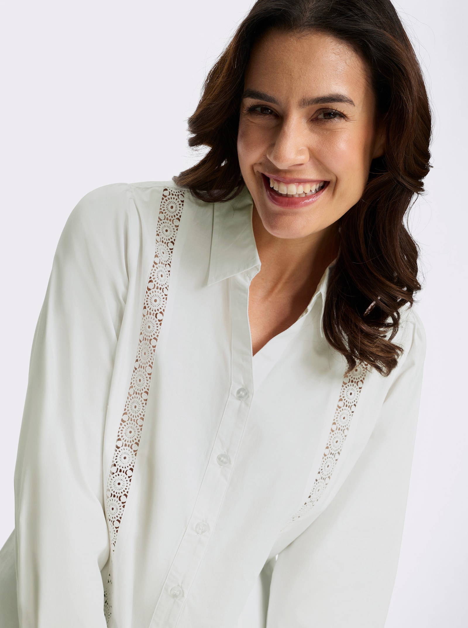 Spitzenbluse mit Kellerfalte hinten - weiß
