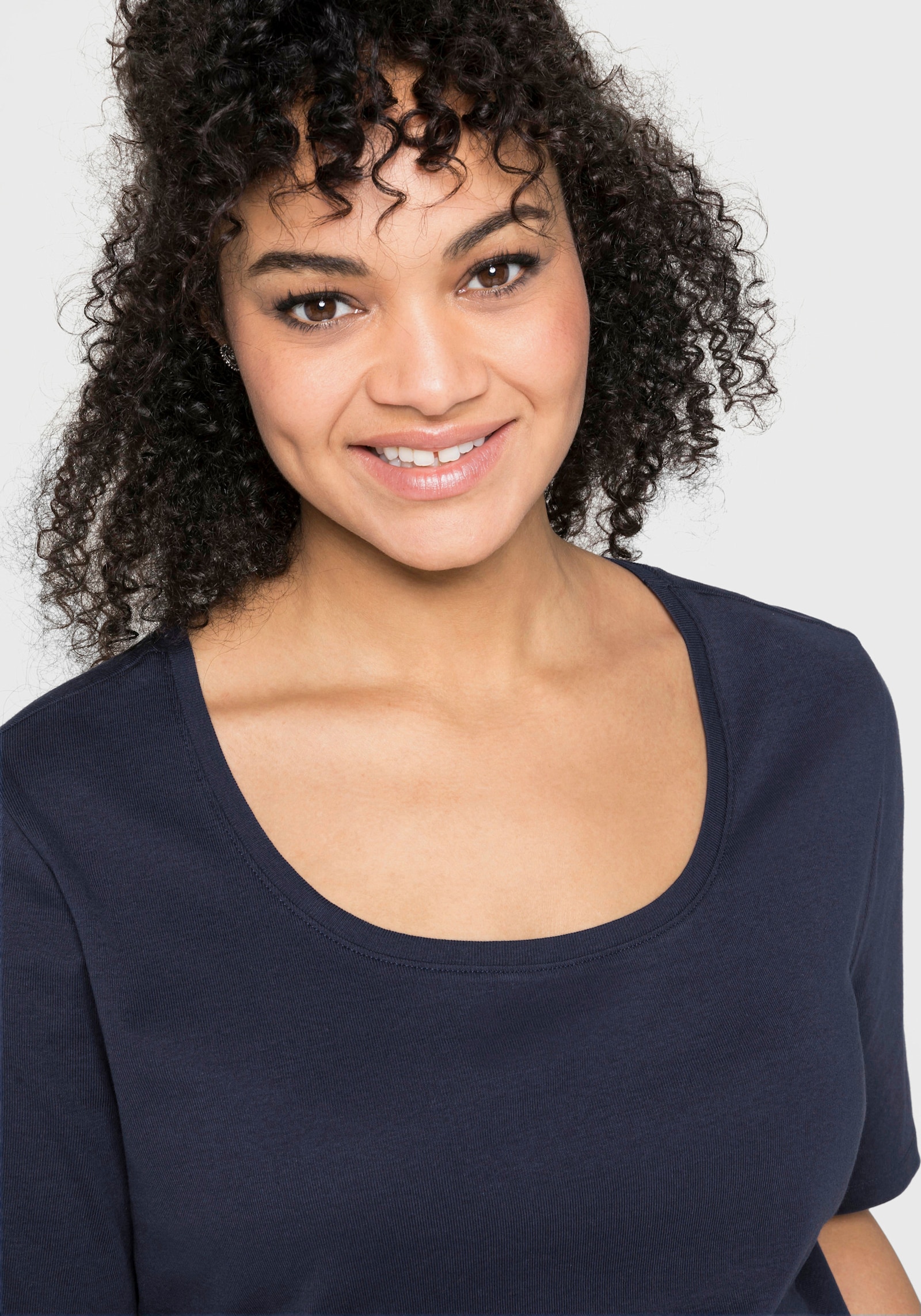 sheego T-shirt met diepe ronde hals - marine