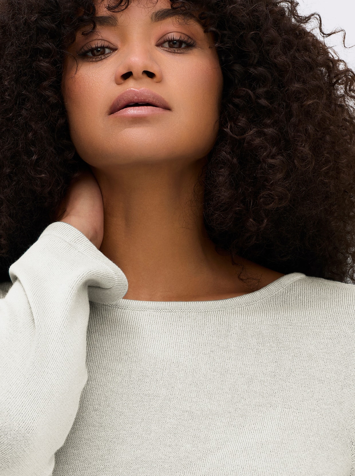 Rundhalspullover mit U-Boot-Ausschnitt - wollweiß