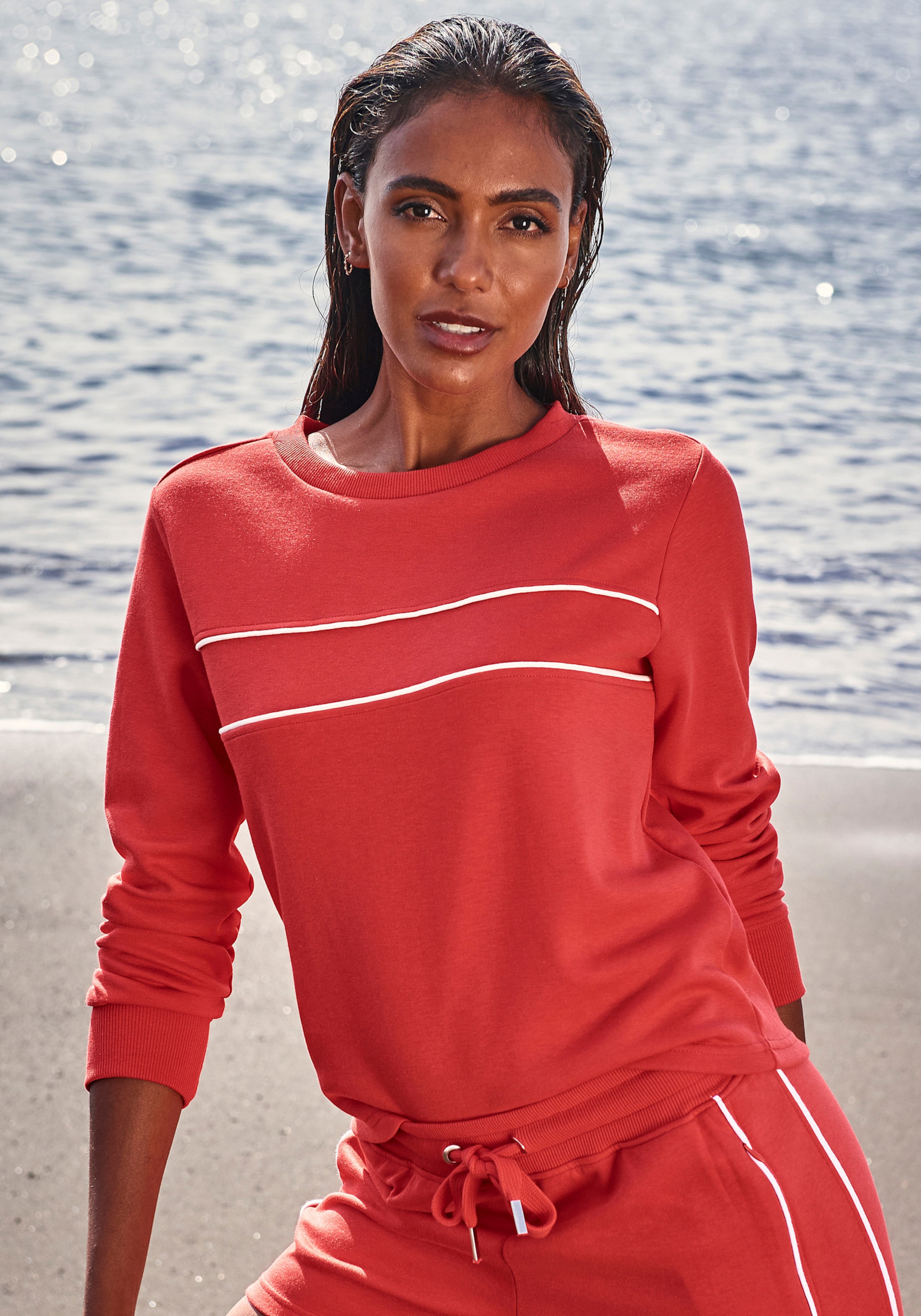 aus Polyester günstig Kaufen-Sweatshirt in rot von H.I.S. Sweatshirt in rot von H.I.S <![CDATA[Sweatshirt von H.I.S. Mit Piping und Logostickerei. Aus 60% Baumwolle, 40% Polyester.]]>. 