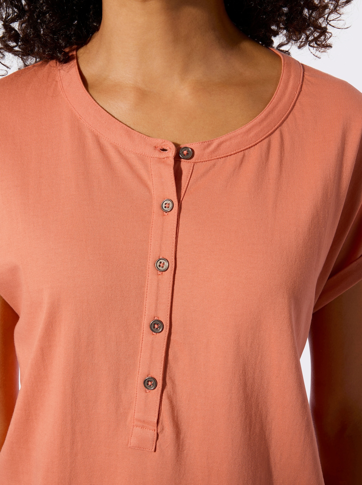 Rundhalsshirt mit Knopfleiste - papaya