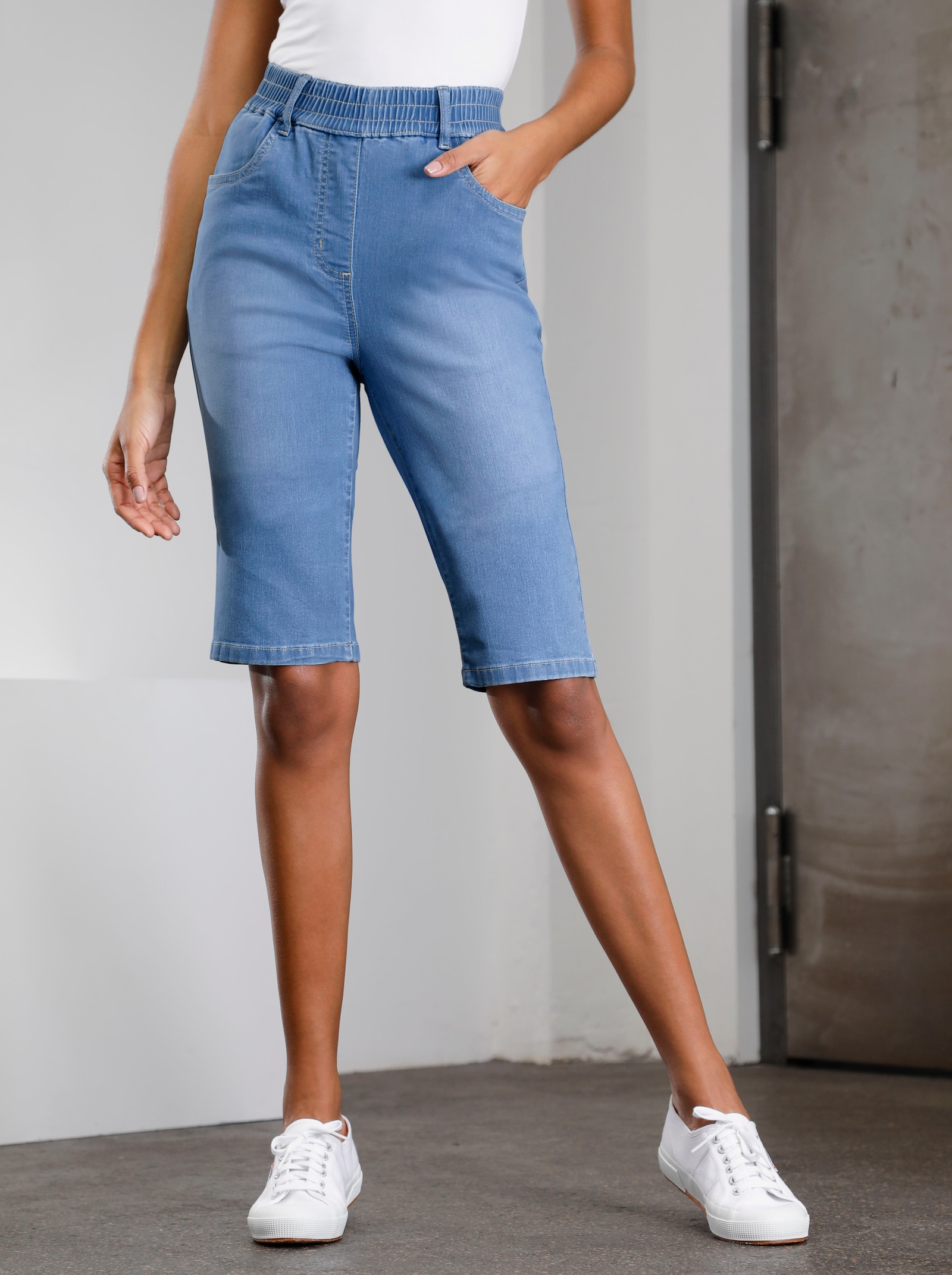 Jeansbermudas mit hohem Rundum-Dehnbund - blue-bleached
