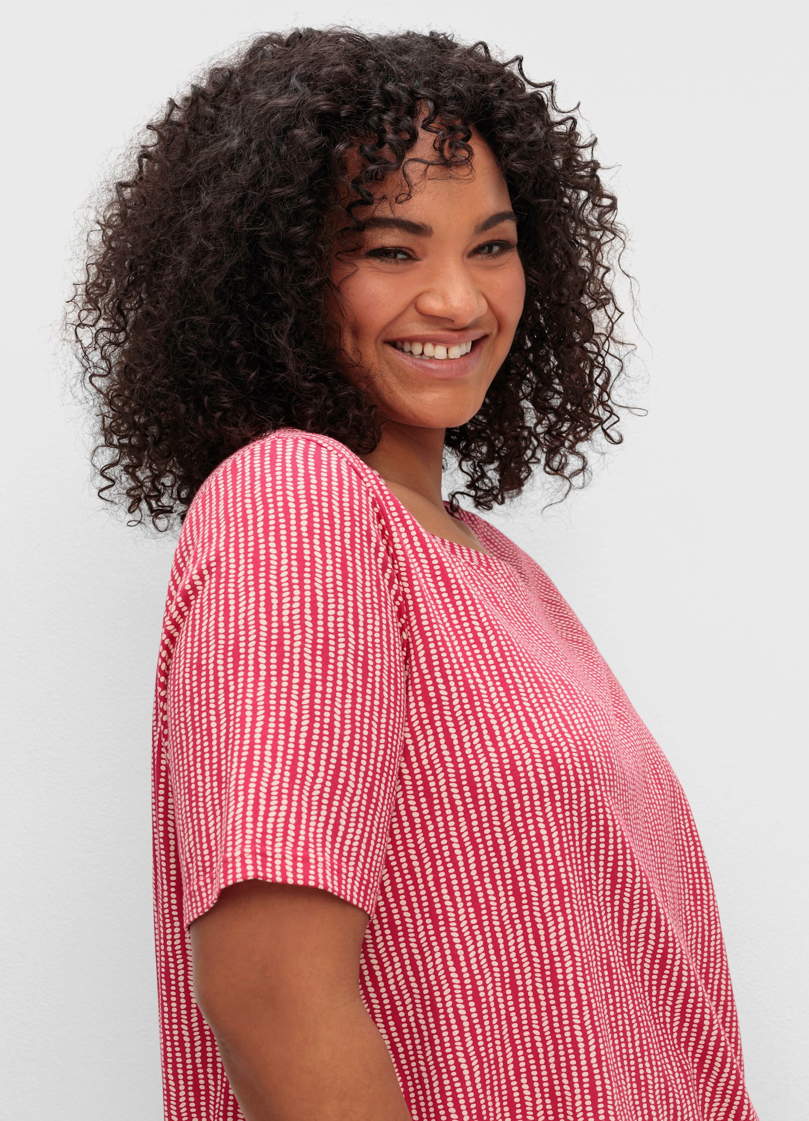 sheego Kurzarmshirt mit Minimal-Alloverdruck und Gummizugbund - magenta-gemustert