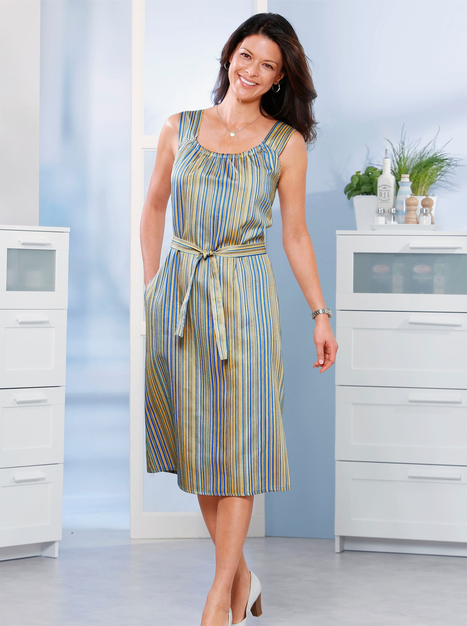 Kleiderschürze in knitterarmer Qualität - bunt-gestreift