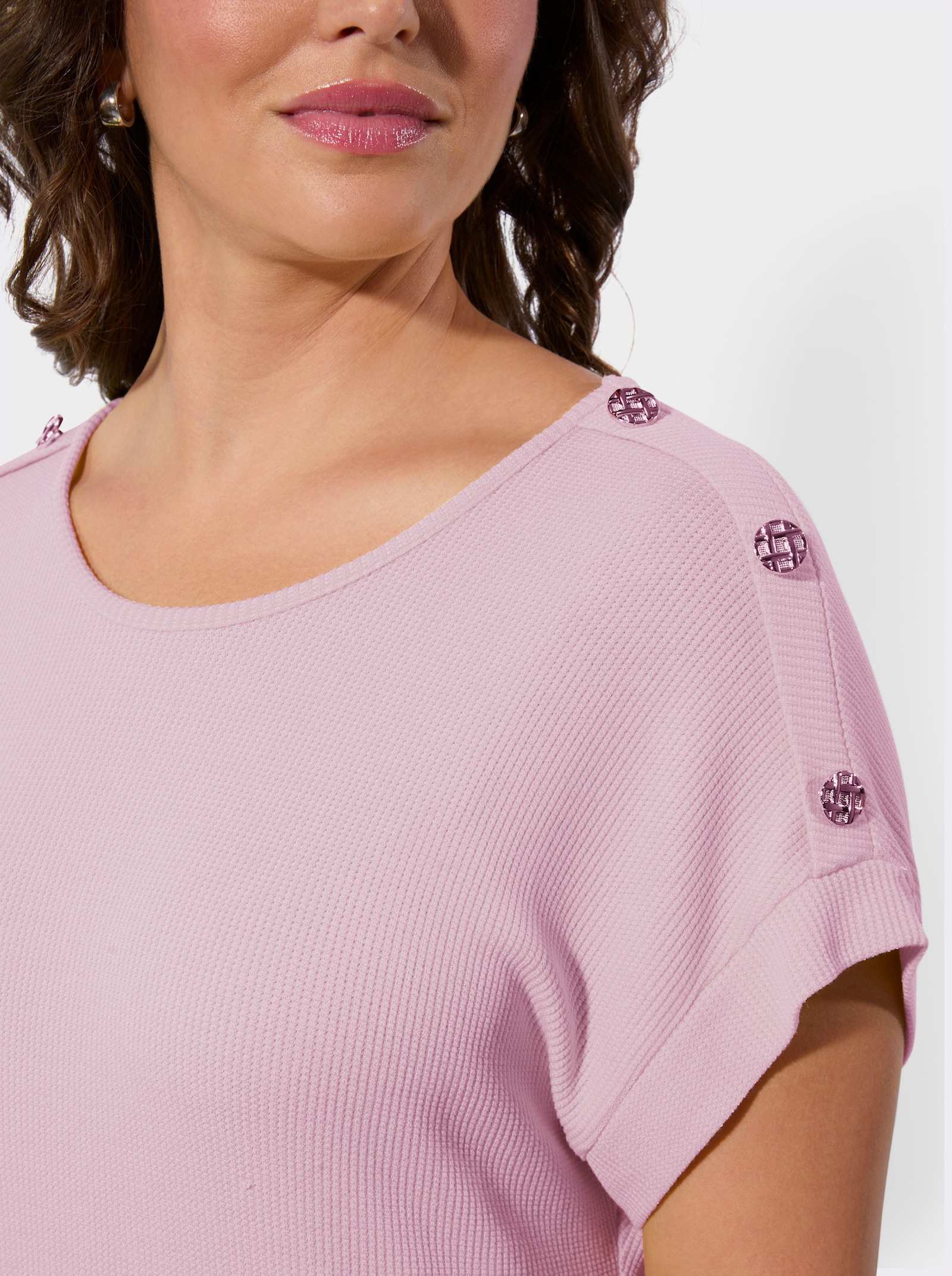 Kurzarmshirt mit Schmuckknöfen an der Schulter - rosé
