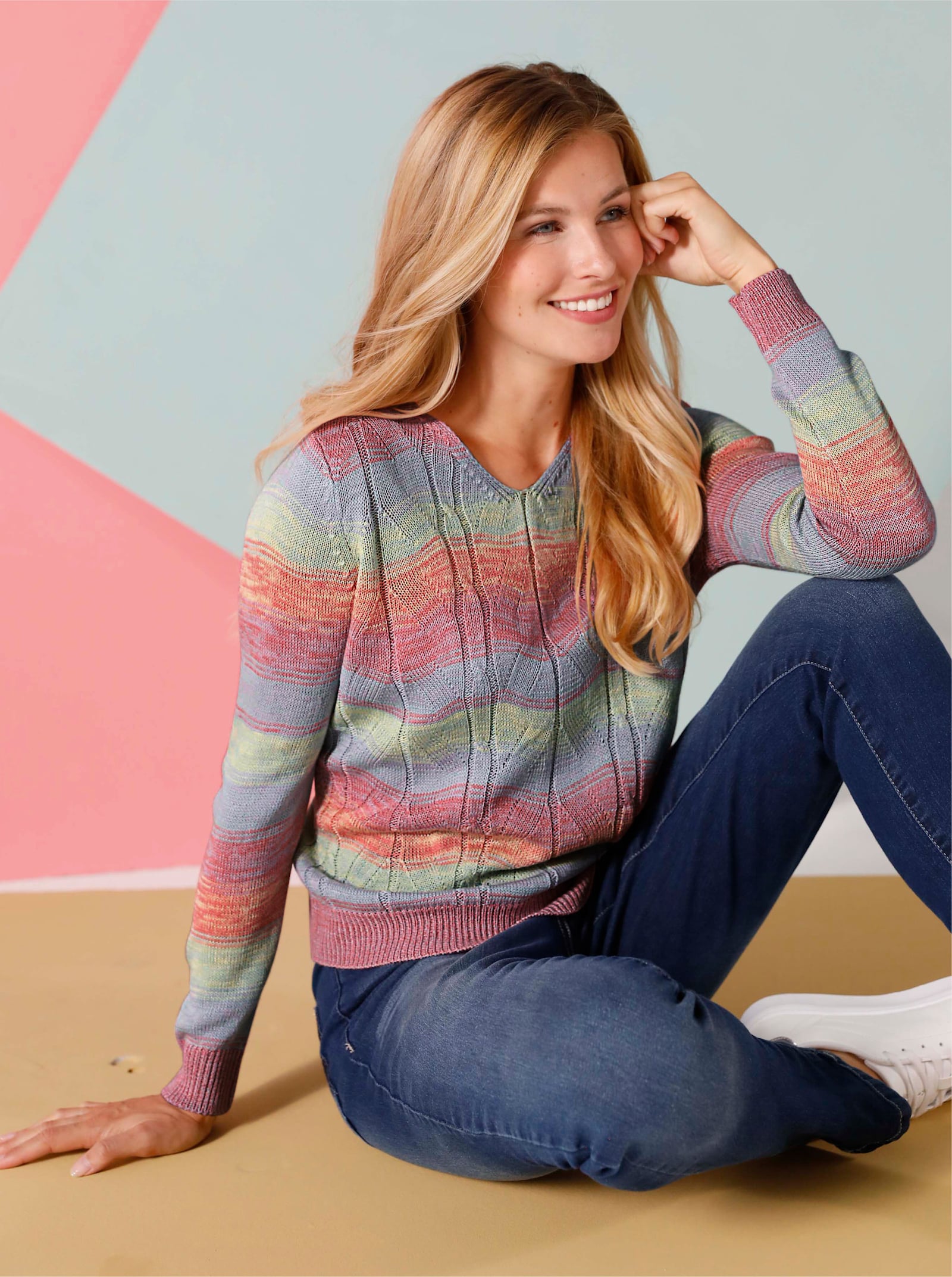 V-Ausschnitt-Pullover mit Farbverlauf - flamingo-flieder-gemustert