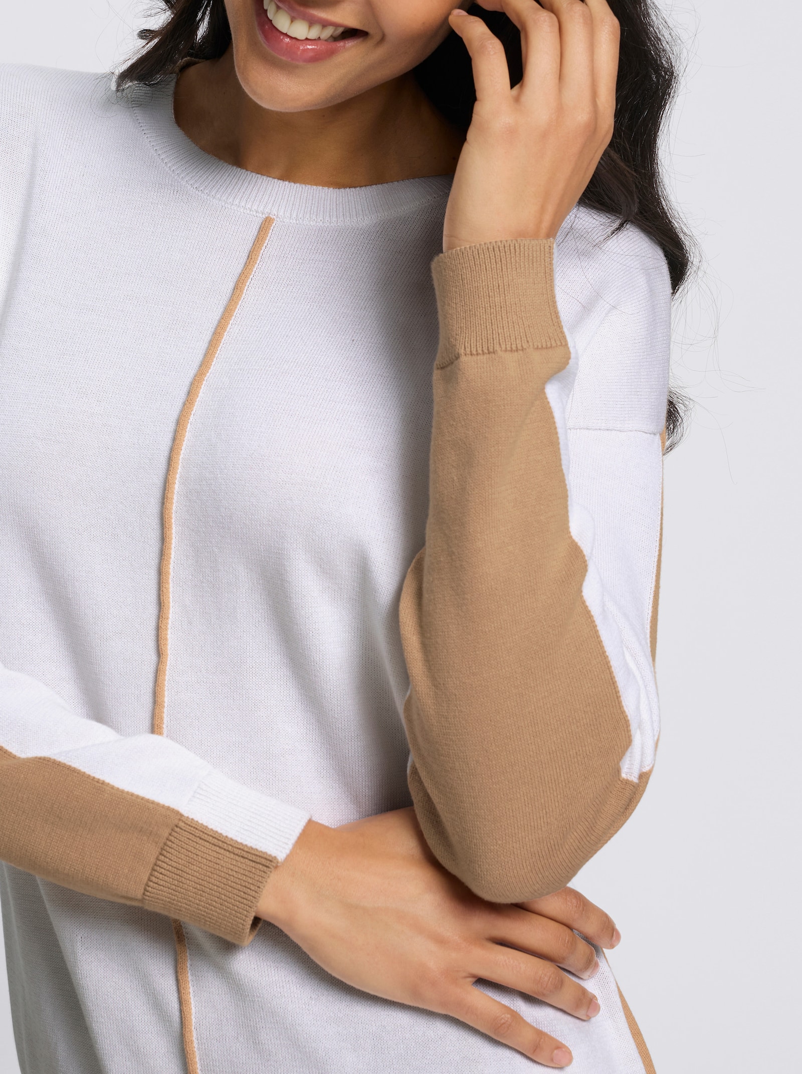 Rundhalspullover mit Kontrasten - ecru-camel