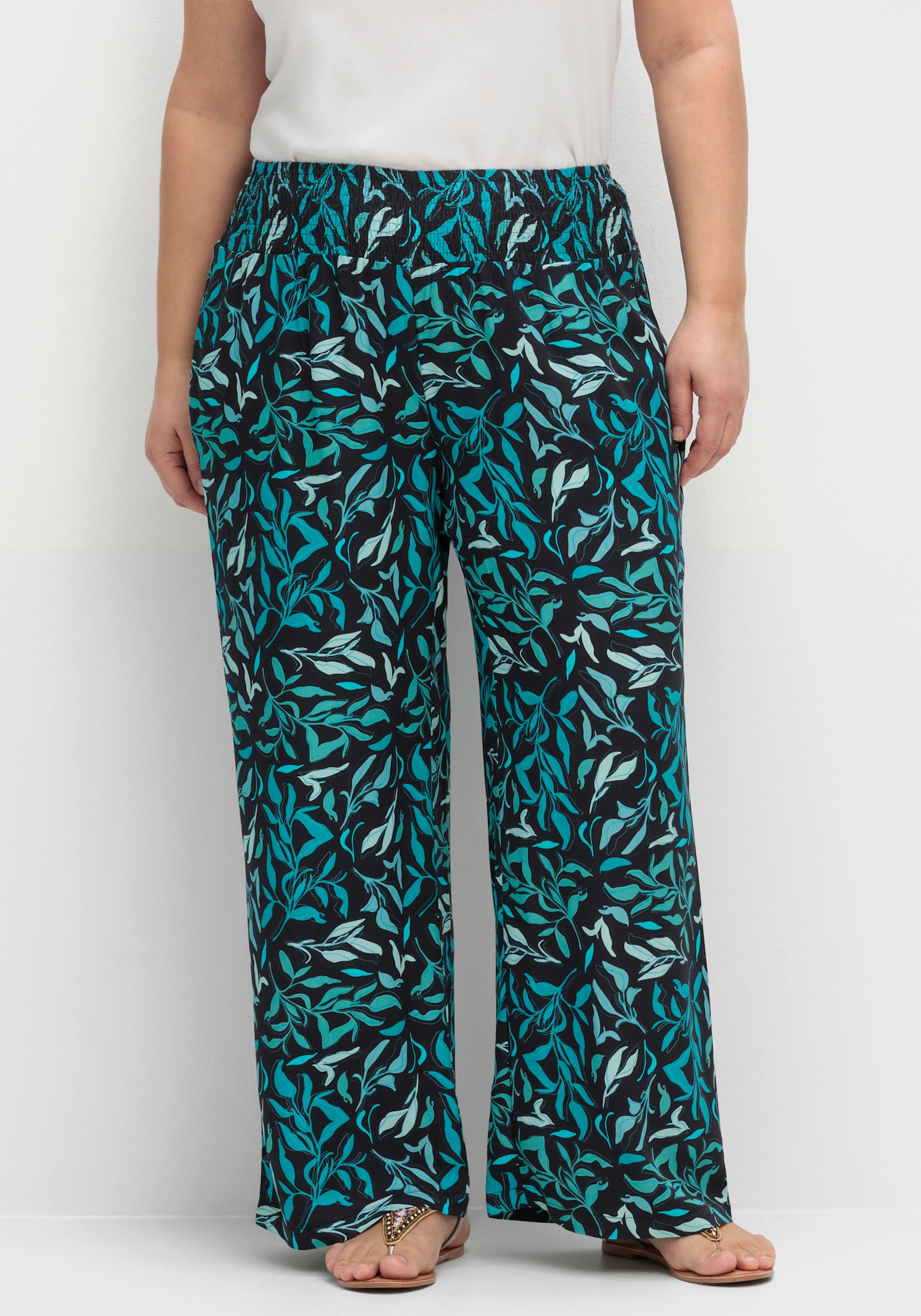 sheego Schlupfhose mit weitem Bein und Blätterprint - tiefblau-bedruckt