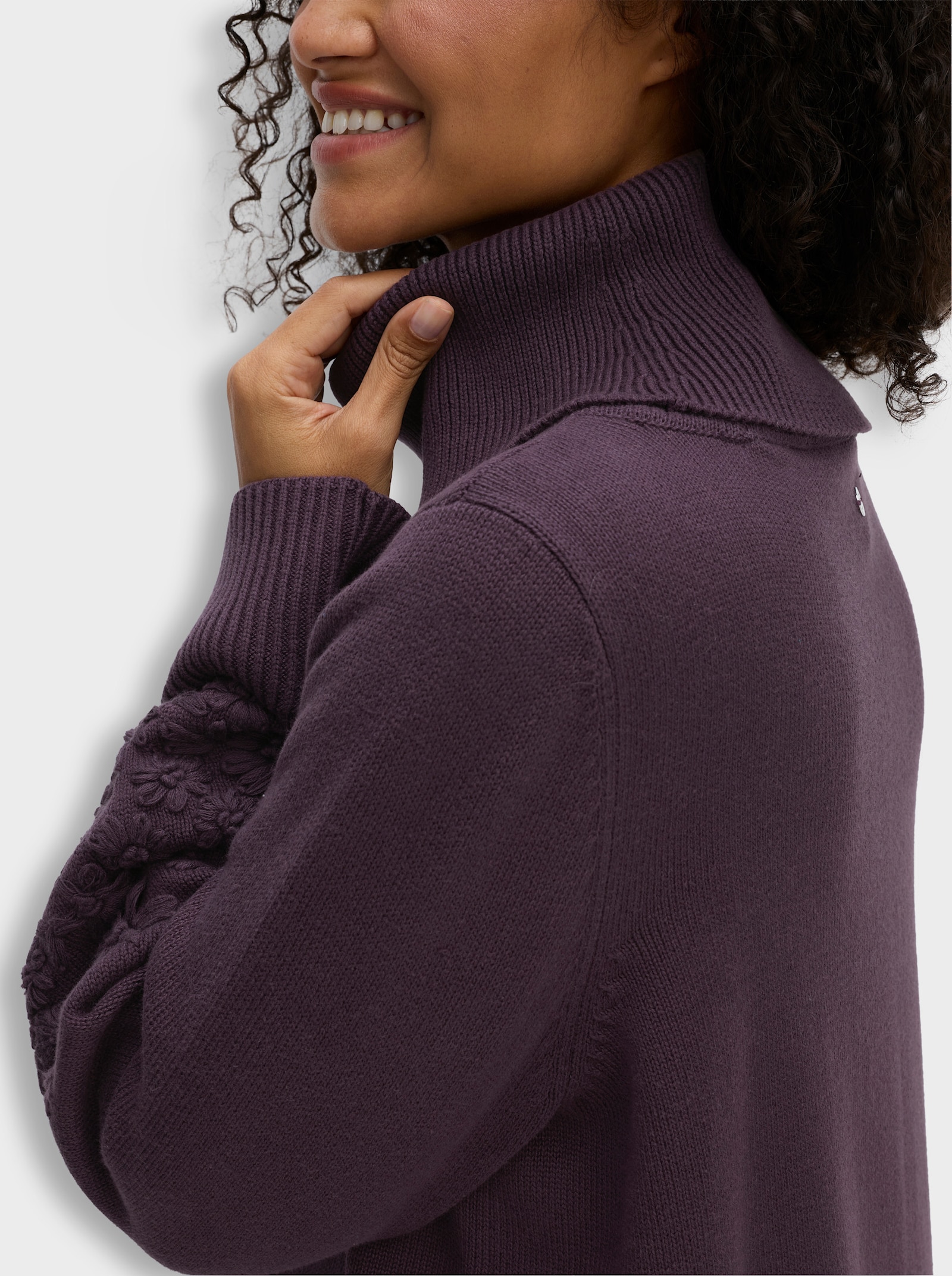 sheego Rollkragenpullover mit Stickereien am Ärmel - aubergine