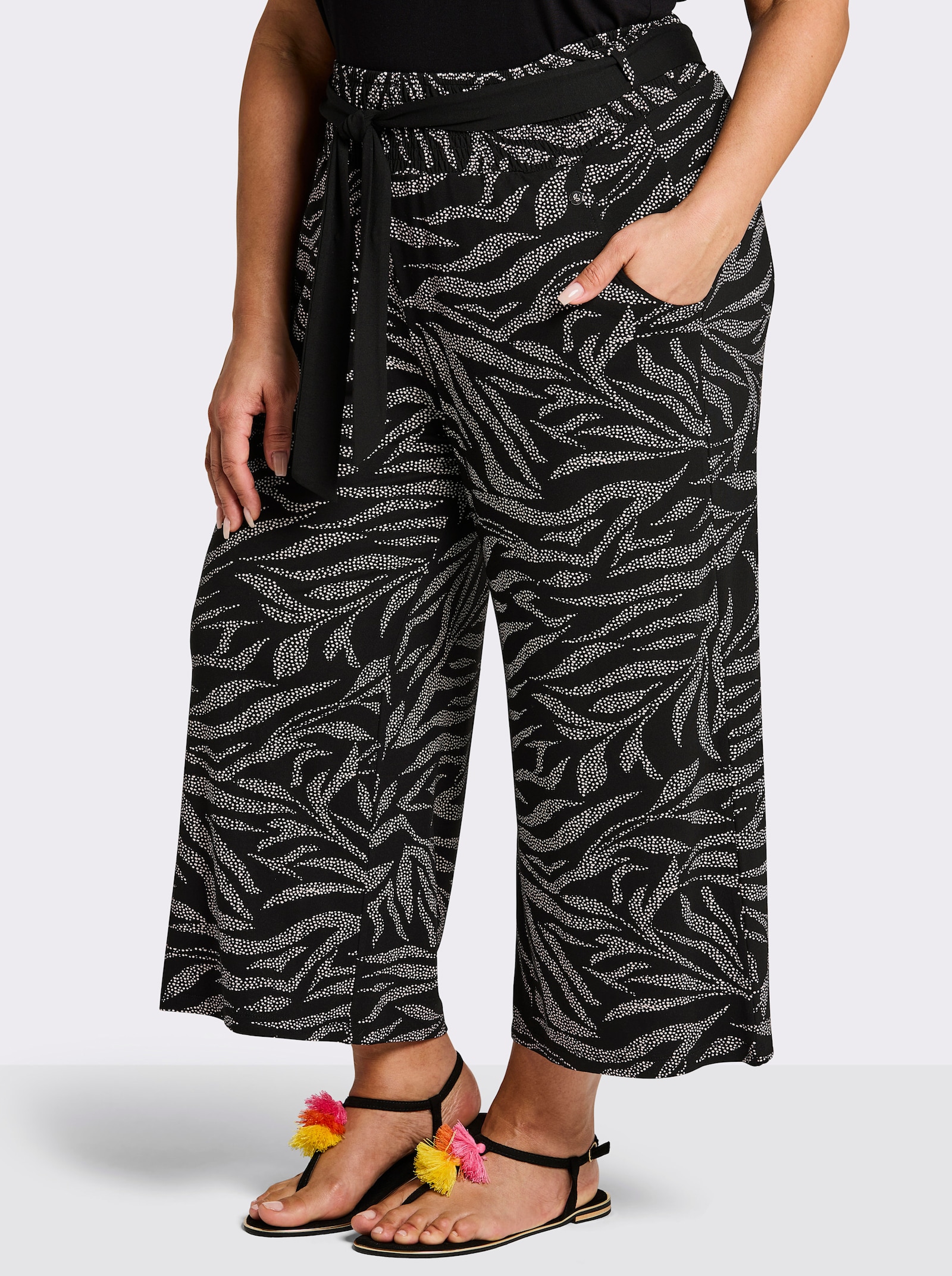 sheego Culotte mit Blätterprint und Bindegürtel - schwarz-ecru-bedruckt