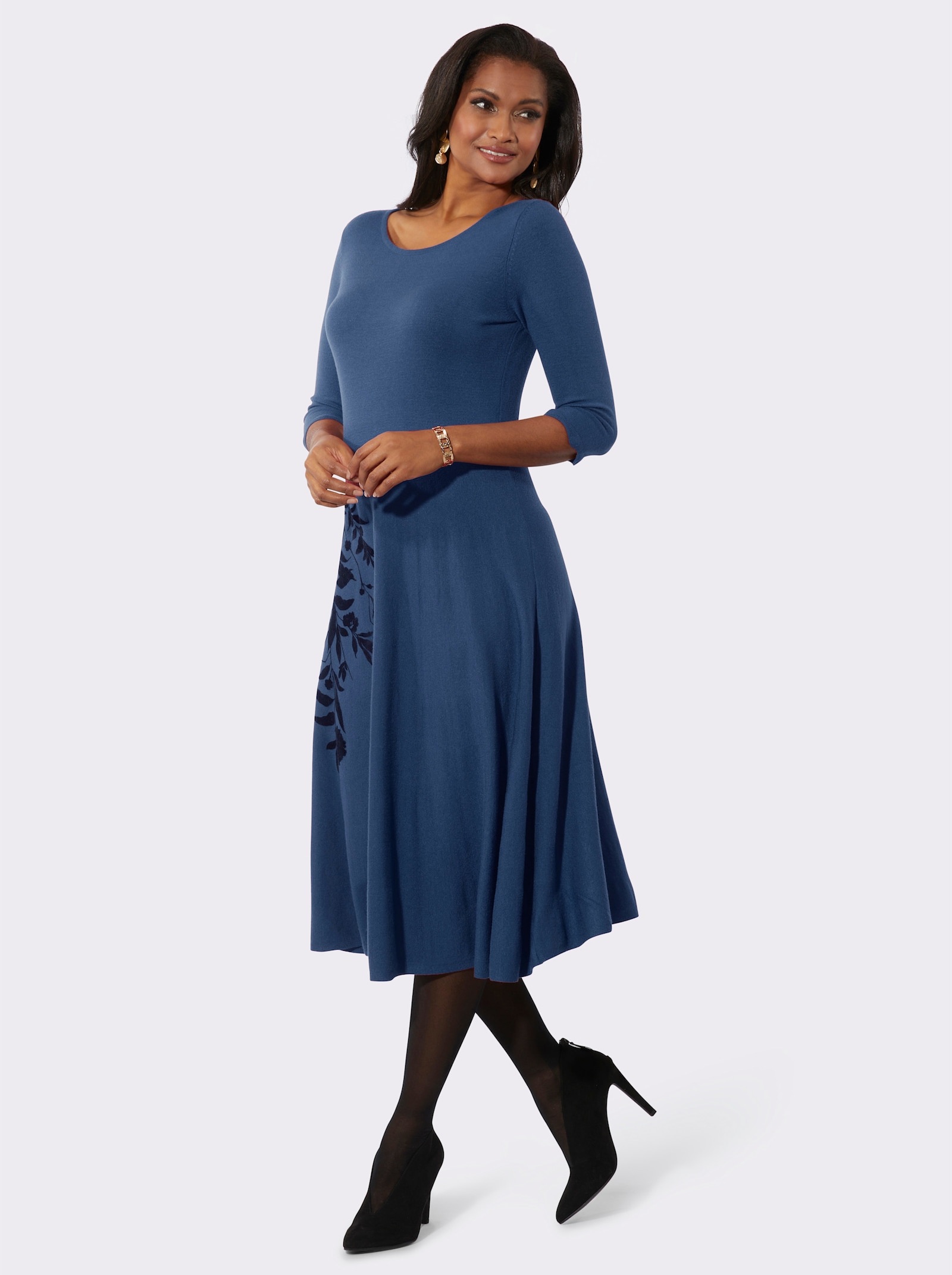 Strickkleid mit samtigem Flockdruck - jeansblau