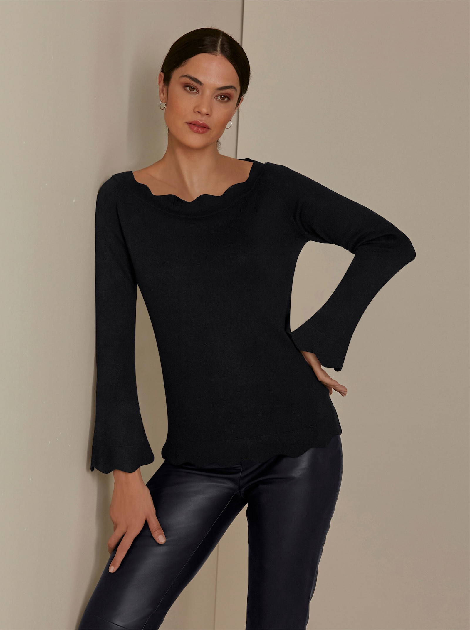 Strickpullover mit Wellenkanten - schwarz