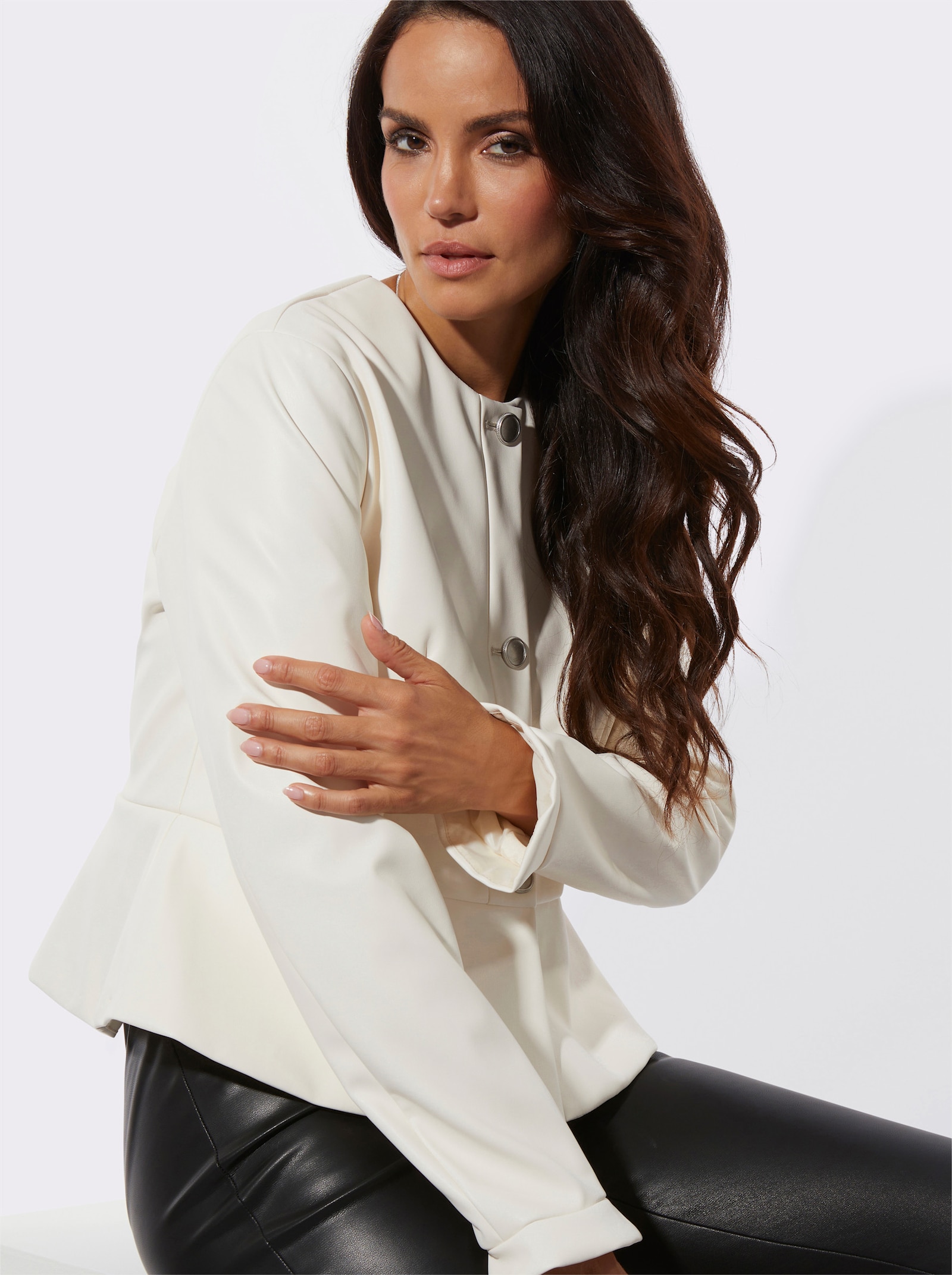 Mainpol Lederimitat-Blazer mit Schößchen - champagner