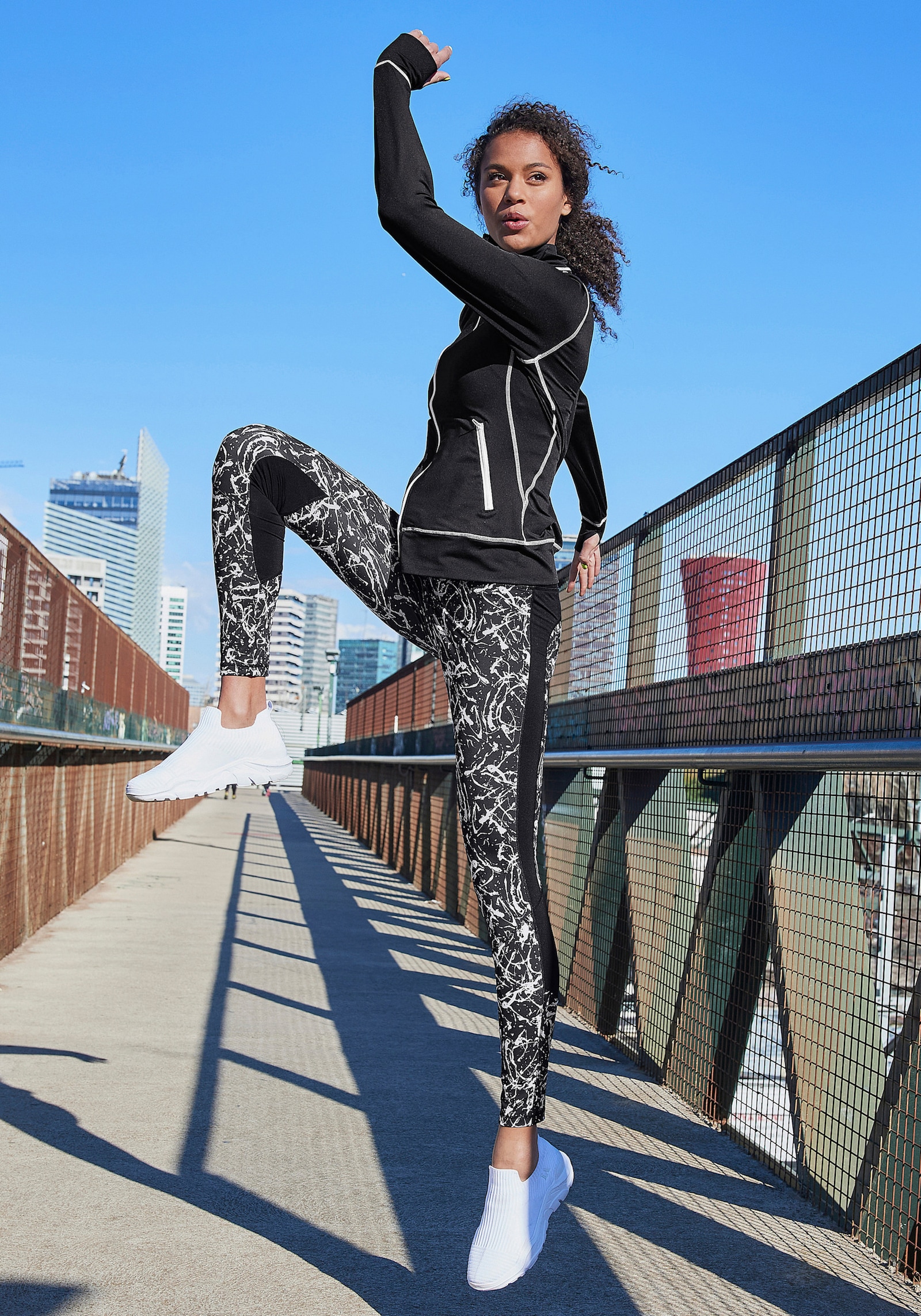 LASCANA ACTIVE Trainingsjacke - schwarz-weiß