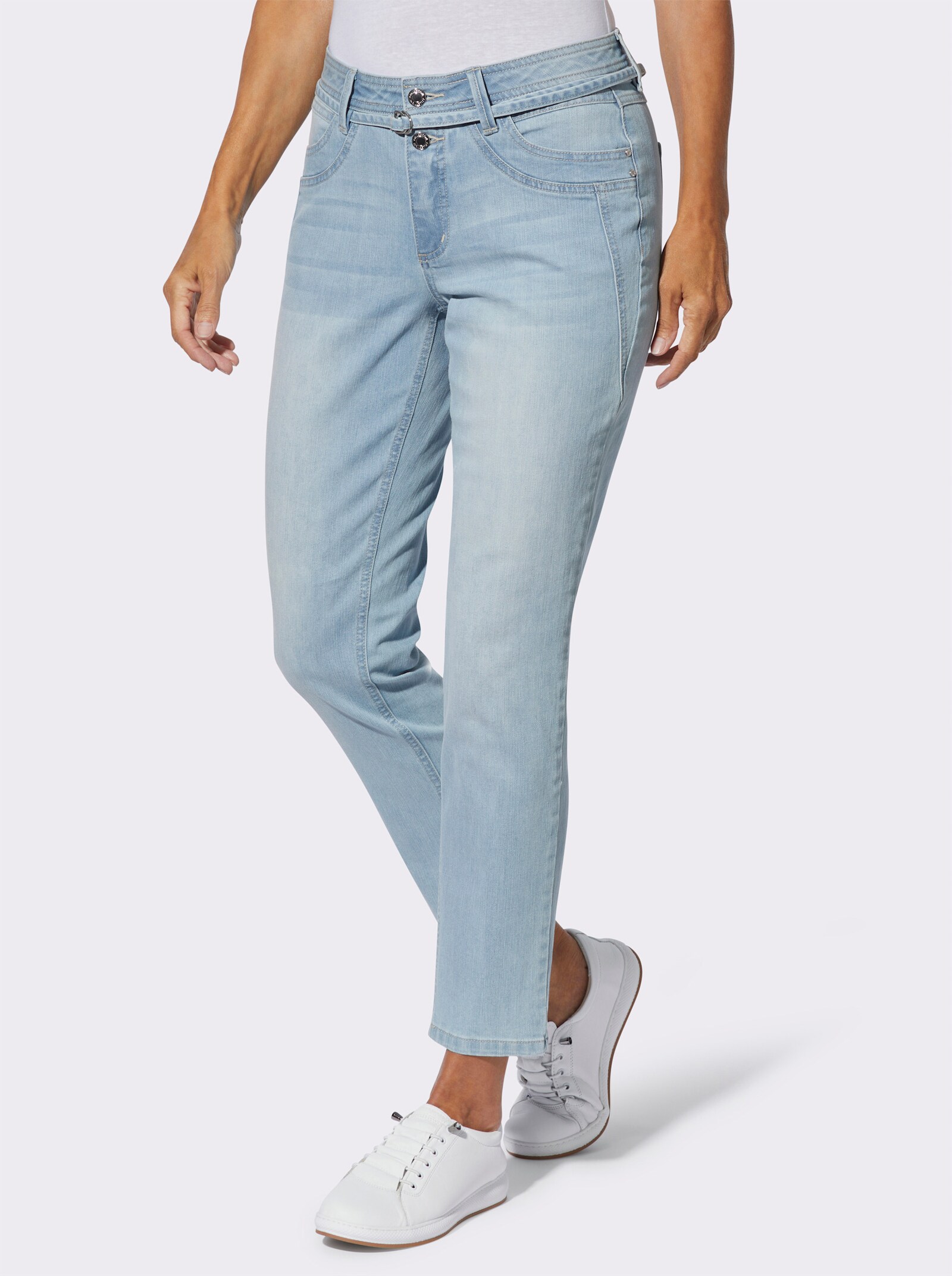 Jeans mit schmalem Gürtel - blue-bleached