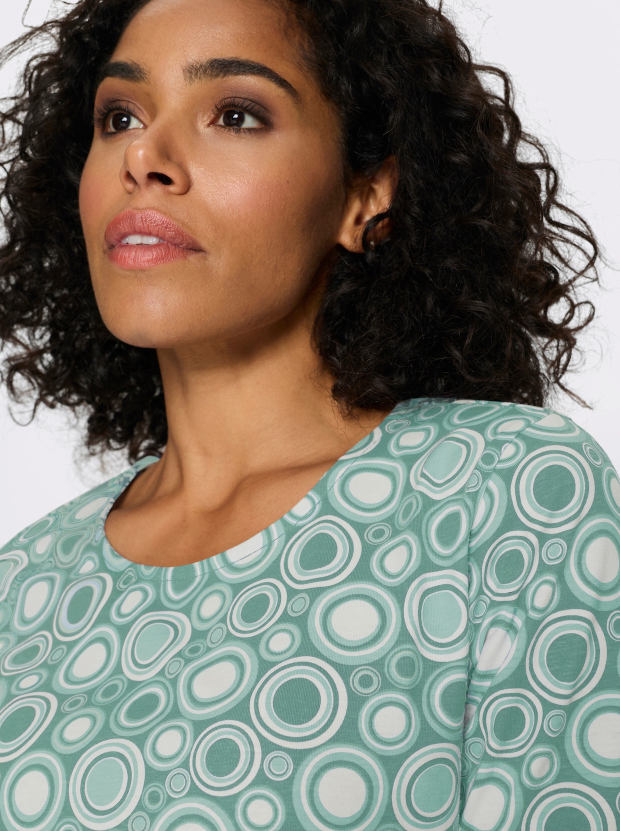 Bomullstopp med trekvartsärm och cirkelmönster - salvia-ecru-mönstrad