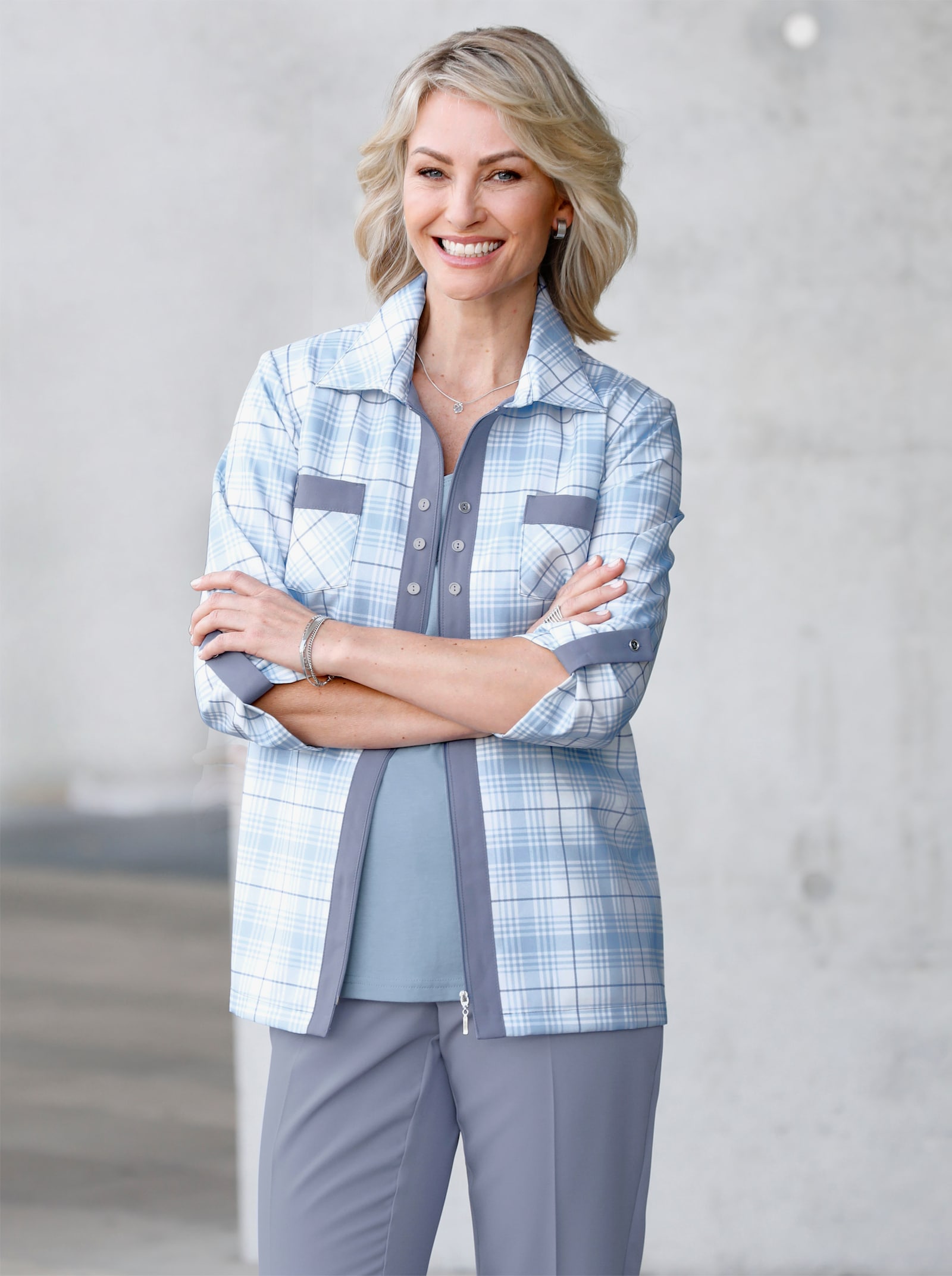 Blusenjacke mit kontrastfarbigen Blenden - eisblau-taubenblau-kariert