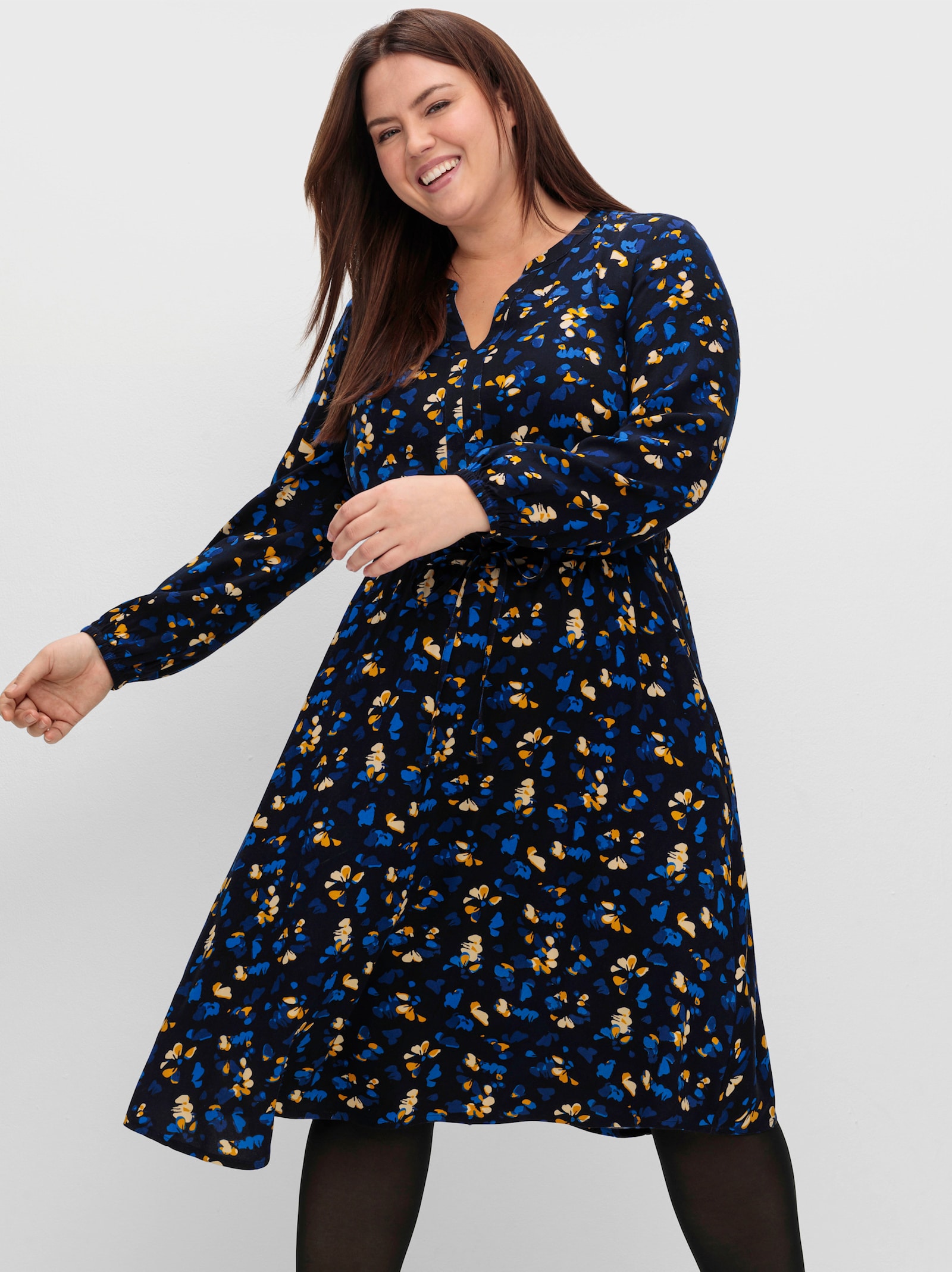 sheego Druckkleid mit Blumendruck, aus Viskose-Twill - tiefblau-gemustert