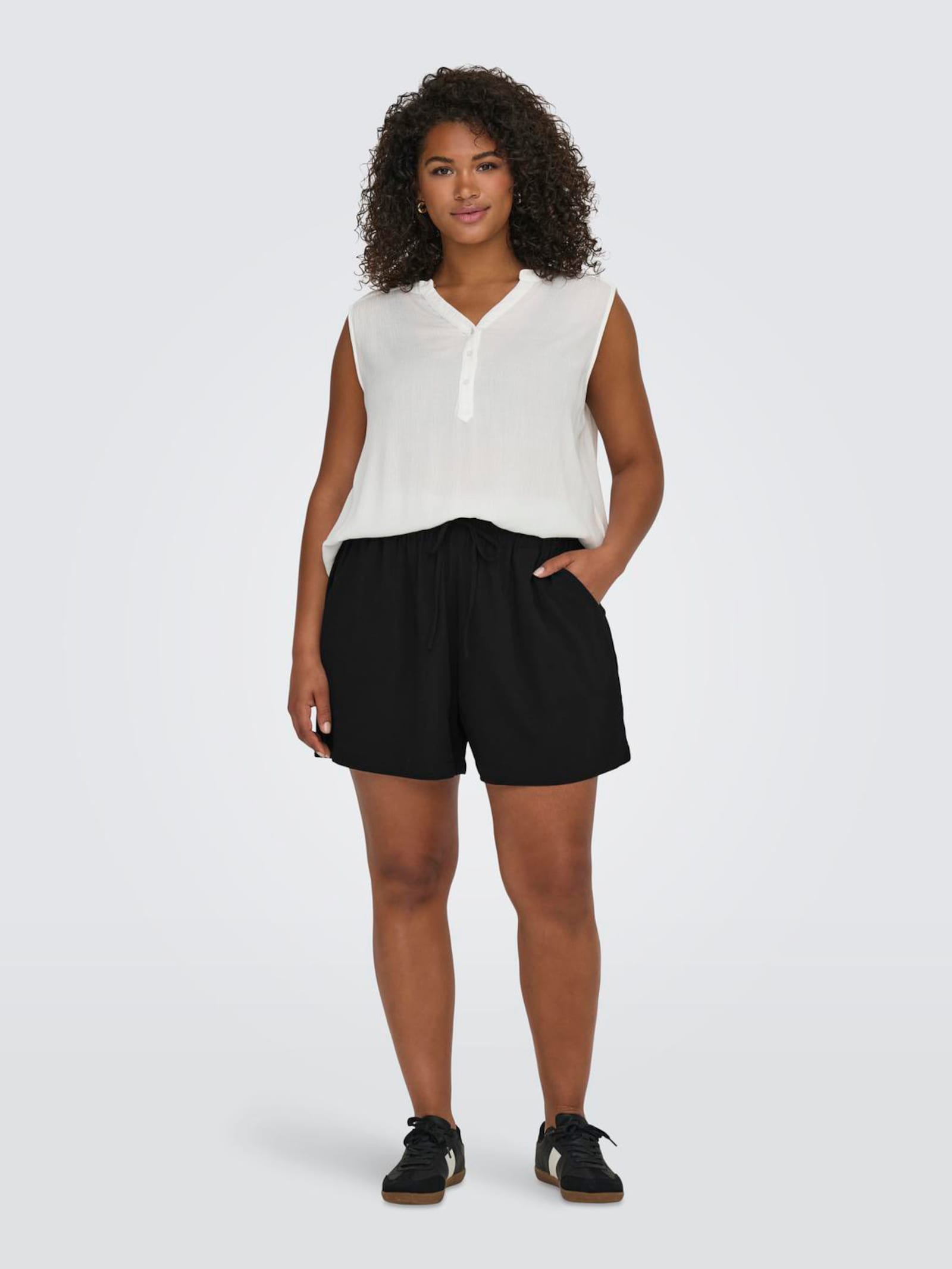 ONLY CARMAKOMA Shorts - black