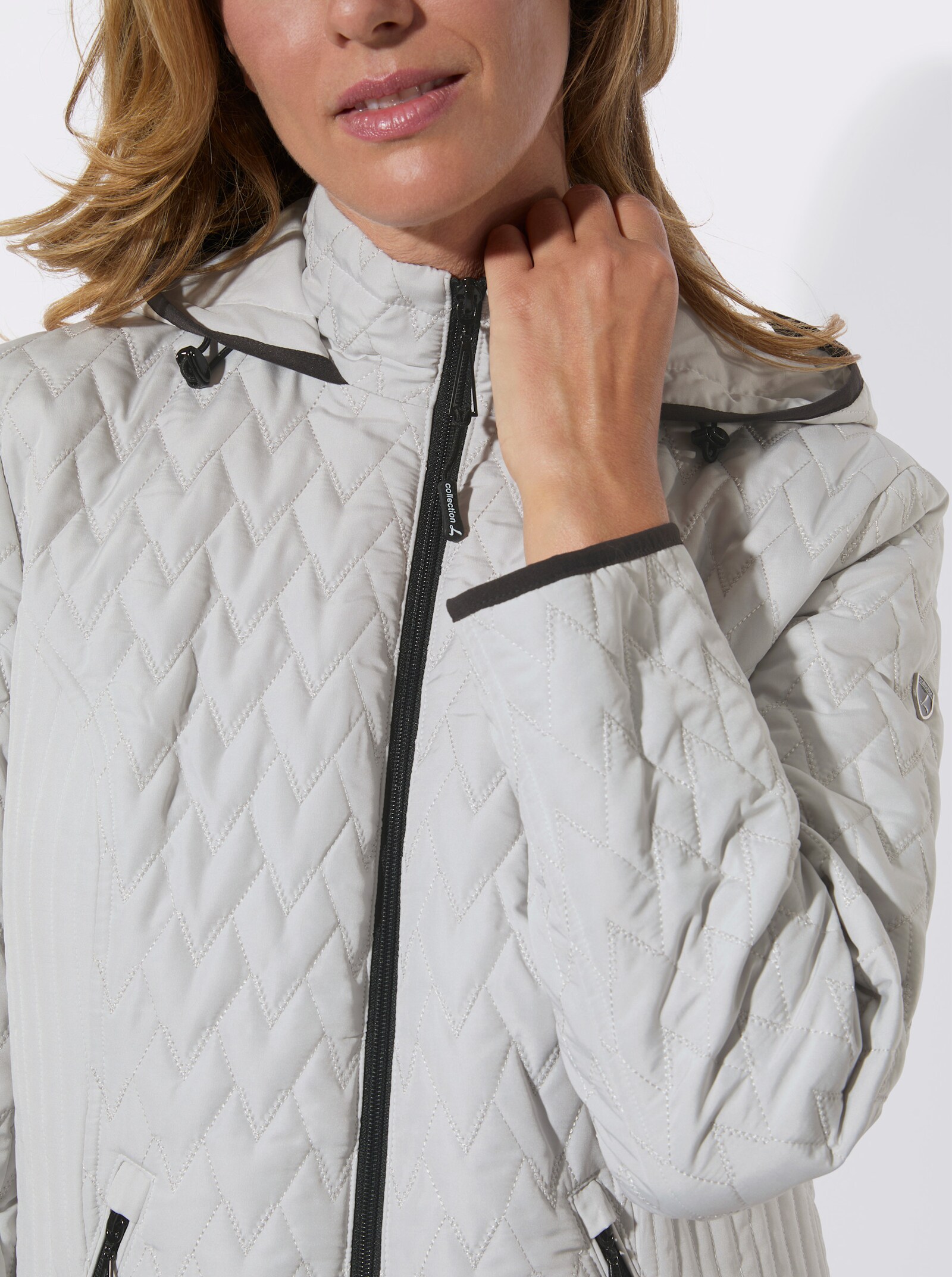 Steppjacke mit Kapuze und Stehkragen - hellgrau