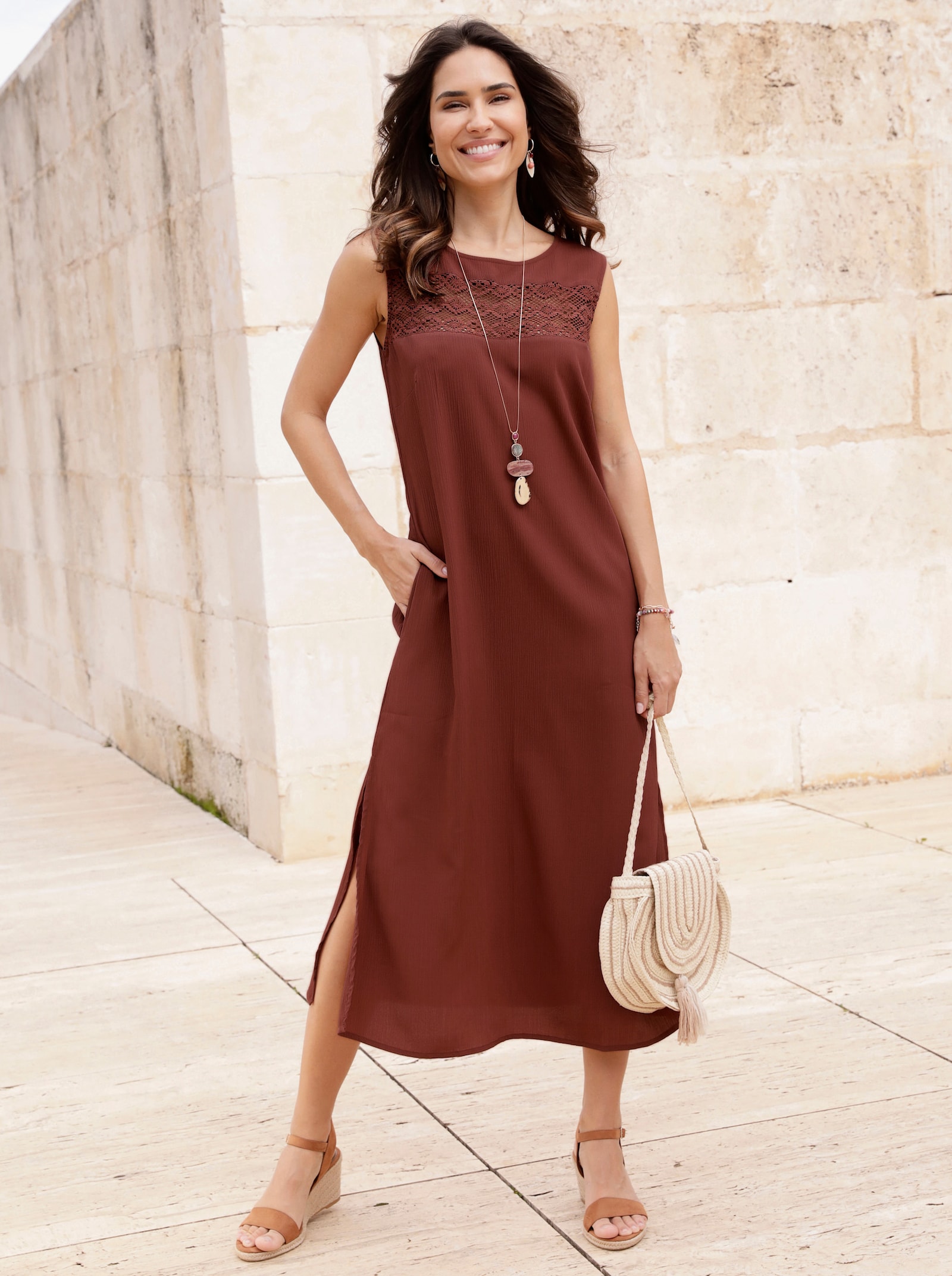 Trägerkleid mit langen Seitenschlitzen, bügelfrei - rotbraun