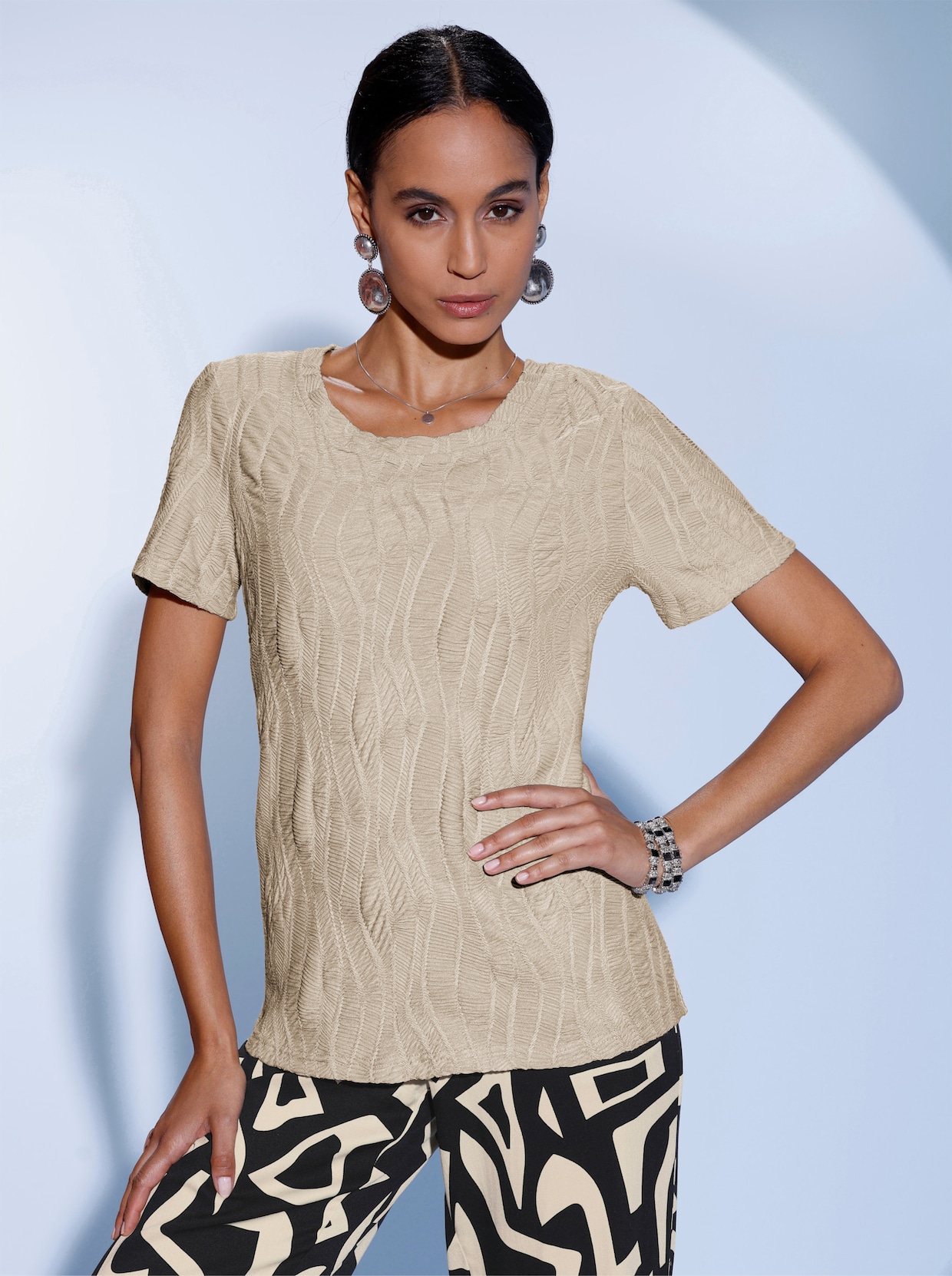 Rundhalsshirt mit Jacquard-Struktur - sand