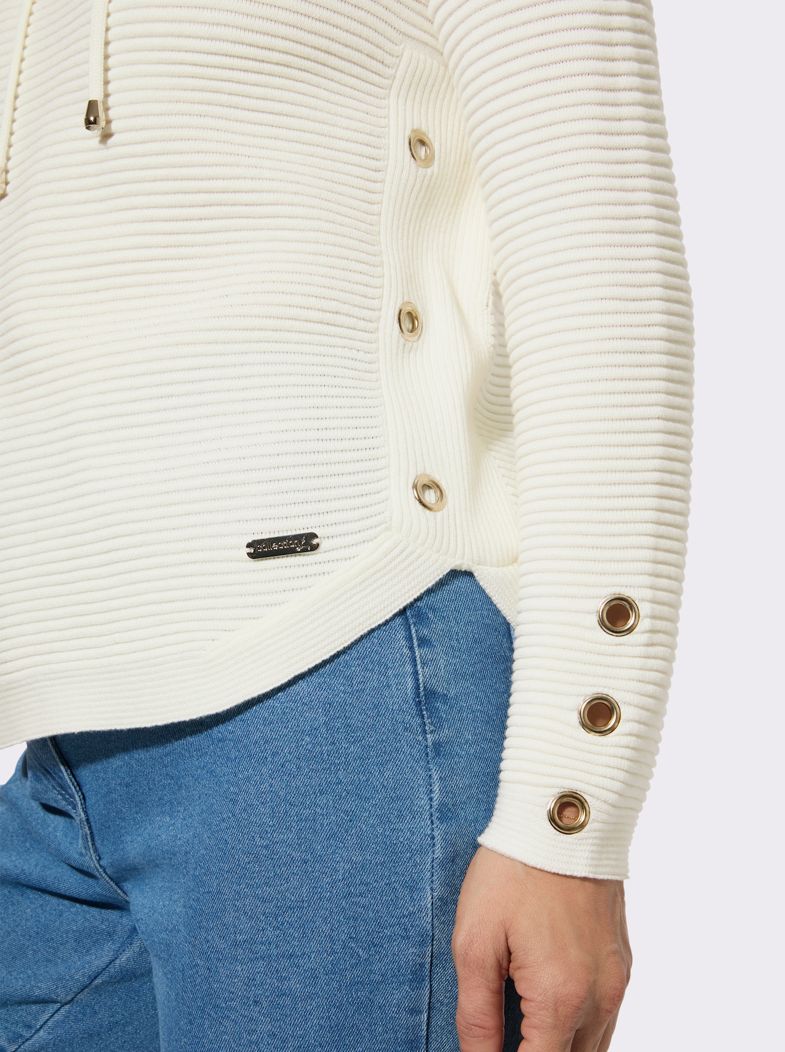 Langarm-Pullover mit Ösenverzierung - ecru